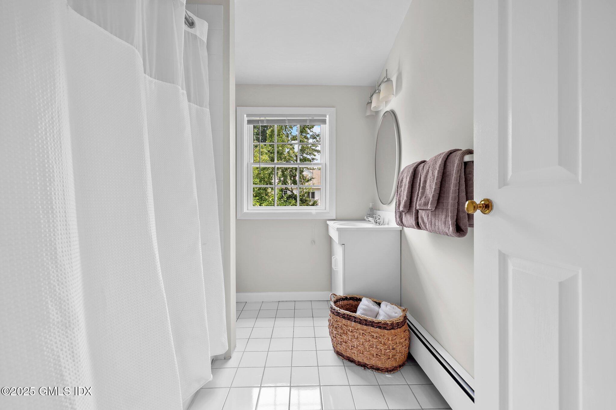 Old Greenwich, Connecticut 06870, United States, 4 Bedrooms Bedrooms, ,3 BathroomsBathrooms,Residential,Pending,104046