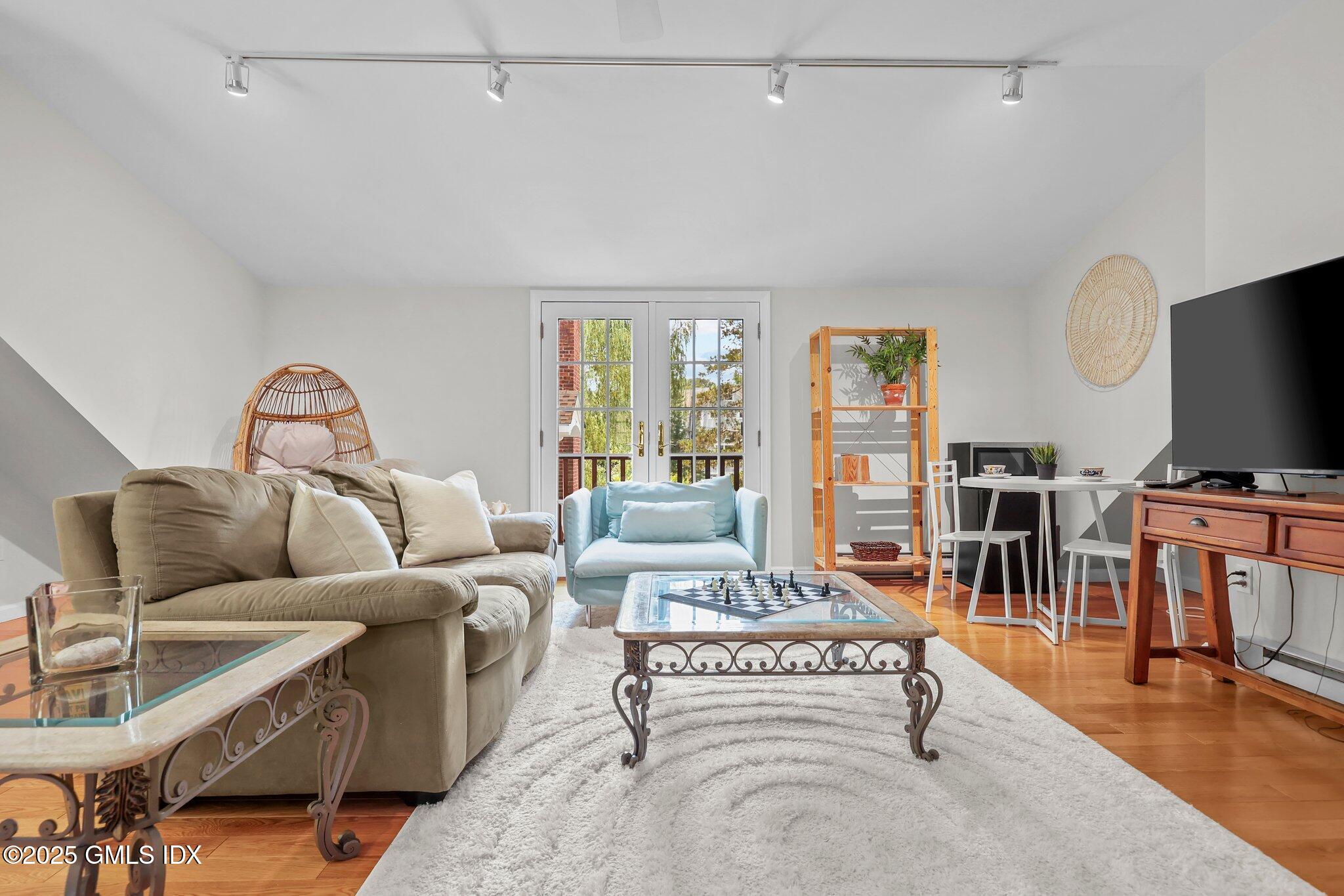 Old Greenwich, Connecticut 06870, United States, 4 Bedrooms Bedrooms, ,3 BathroomsBathrooms,Residential,Pending,104046