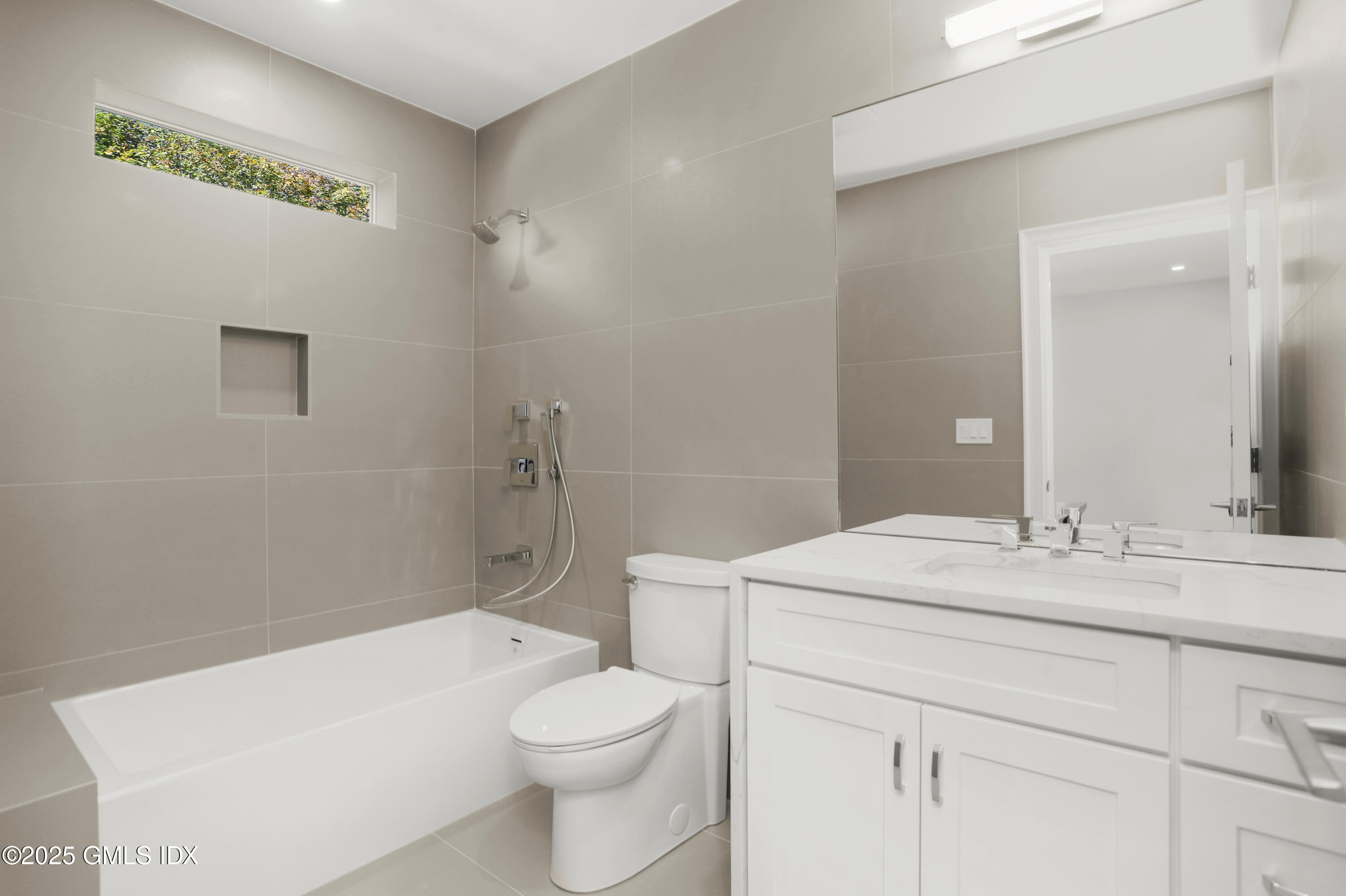 Cos Cob, Connecticut 06807, United States, 4 Bedrooms Bedrooms, ,5 BathroomsBathrooms,Residential,Active,128682