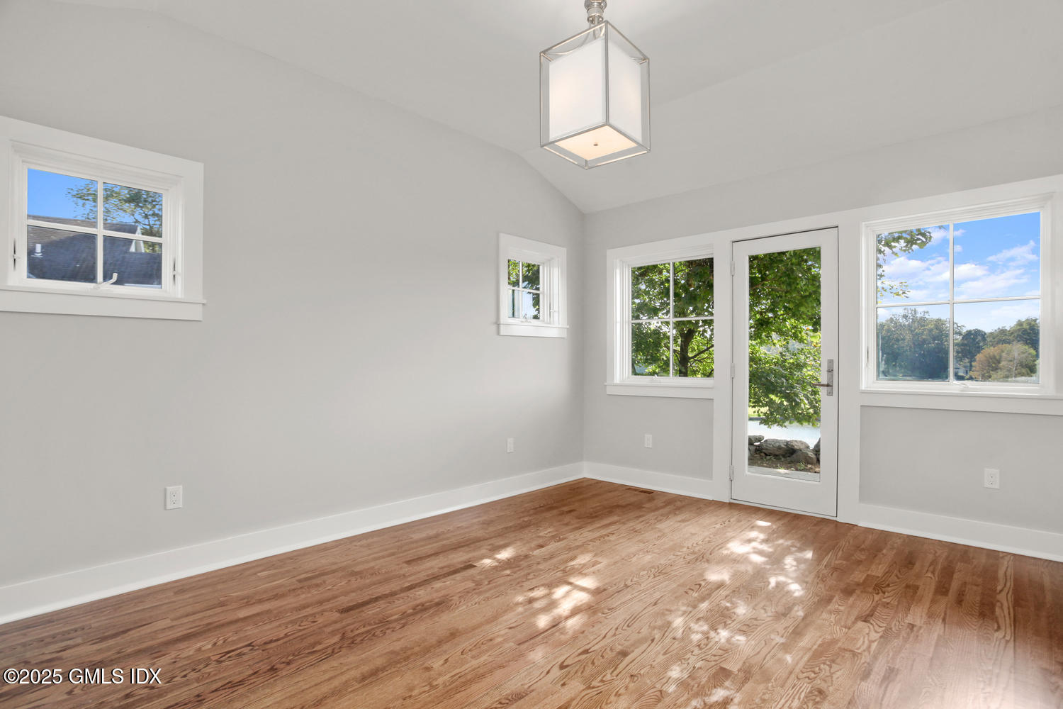 Stamford, Connecticut 06902, United States, 3 Bedrooms Bedrooms, ,3 BathroomsBathrooms,Residential,Coming Soon,96738