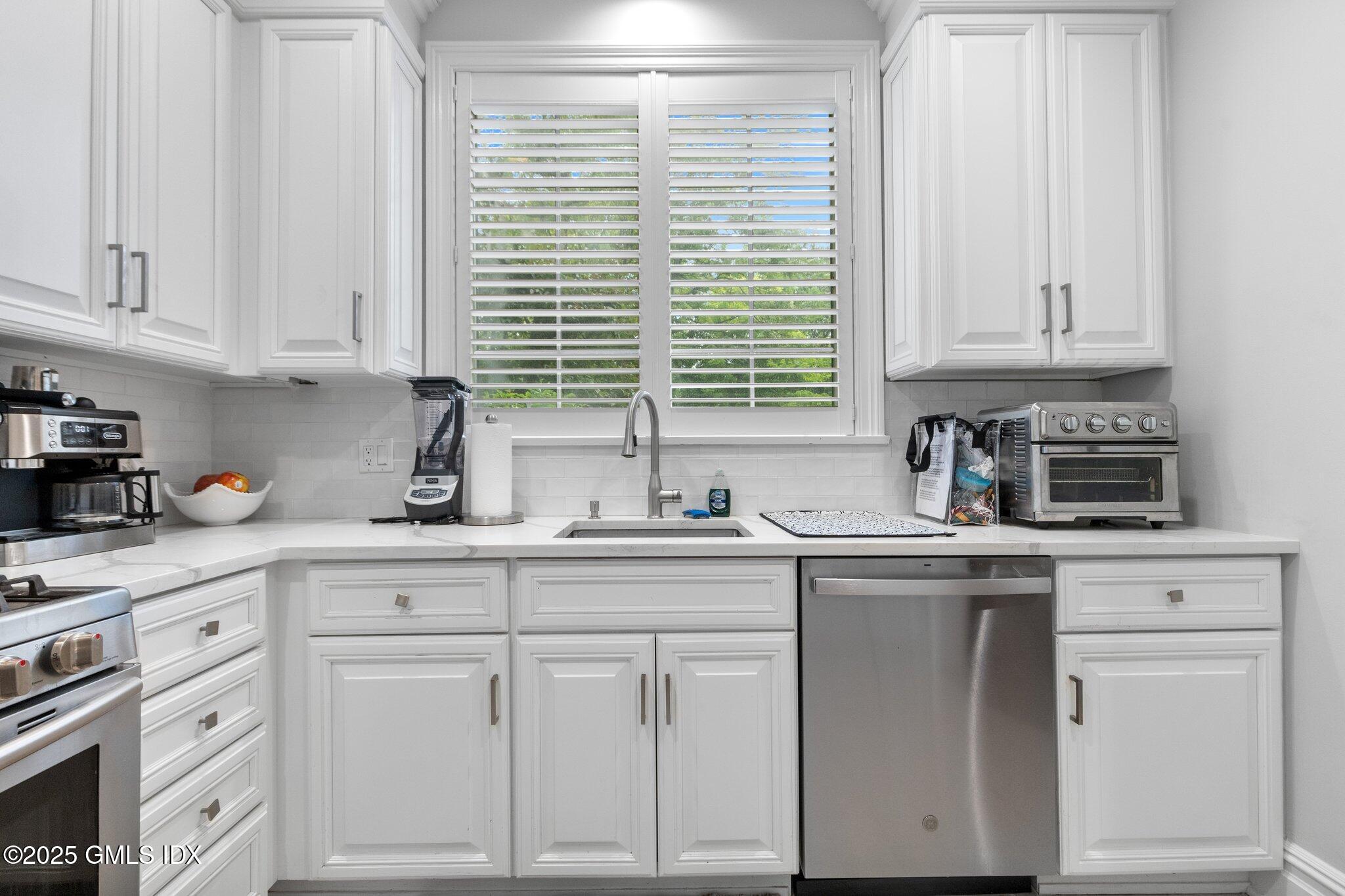 Greenwich, Connecticut 06830, United States, 3 Bedrooms Bedrooms, ,4 BathroomsBathrooms,Residential,Active,175909