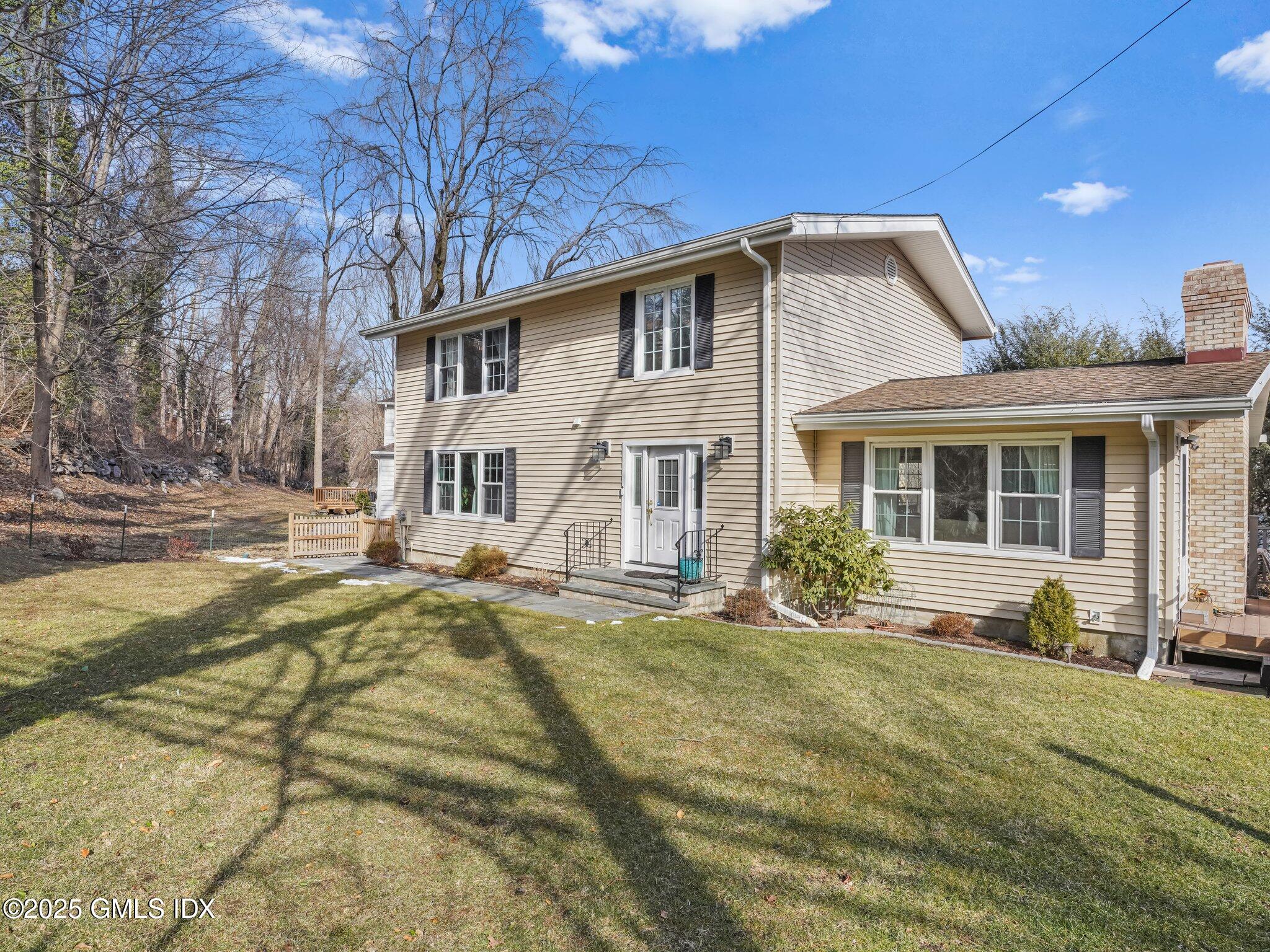 Property for Sale at 18 Coachlamp Lane, Stamford, Connecticut - Bedrooms: 3 
Bathrooms: 3  - $995,000