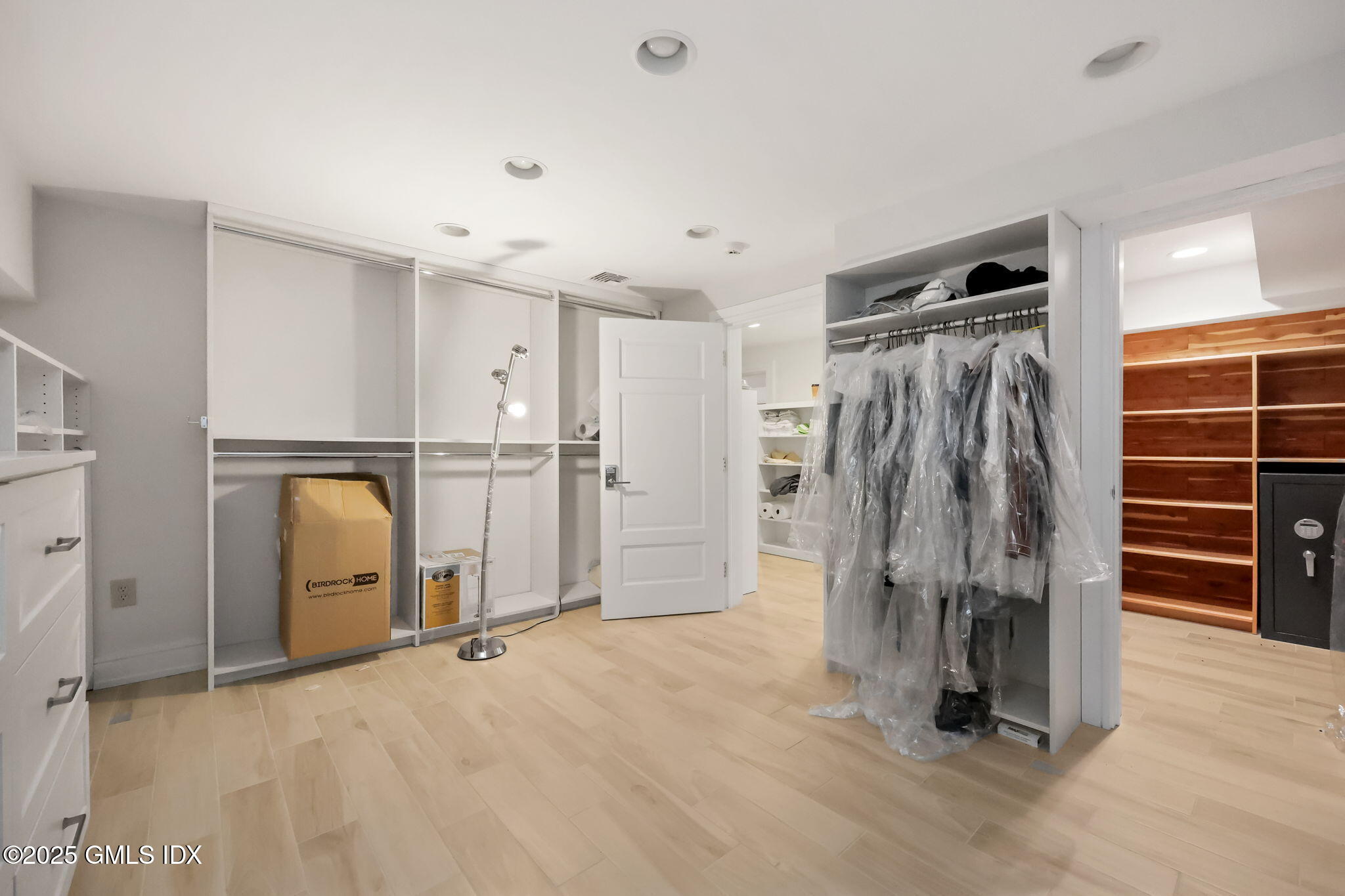 Greenwich, Connecticut 06831, United States, 3 Bedrooms Bedrooms, ,4 BathroomsBathrooms,Residential,Active,252036