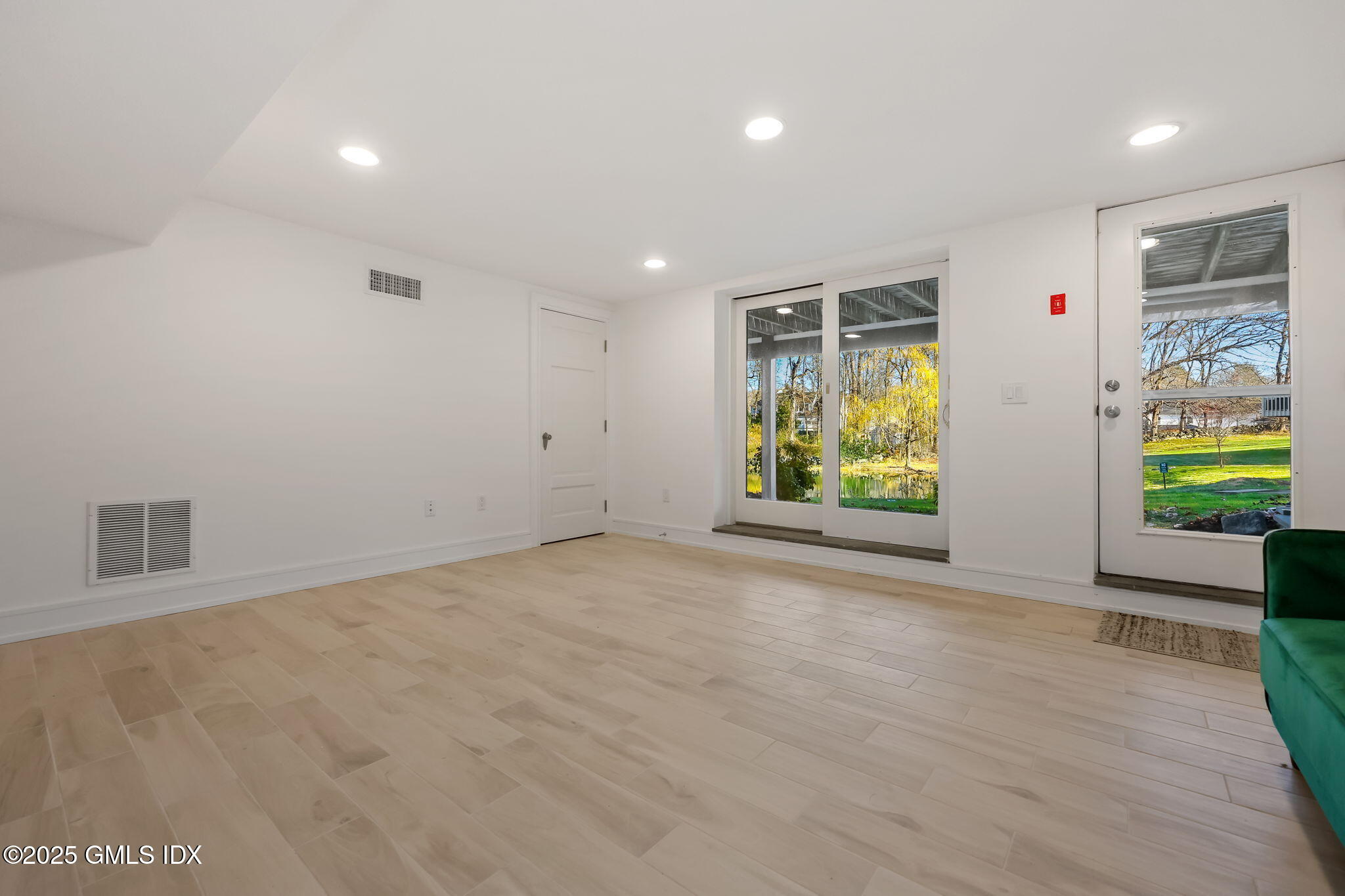 Greenwich, Connecticut 06831, United States, 3 Bedrooms Bedrooms, ,4 BathroomsBathrooms,Residential,Active,252036