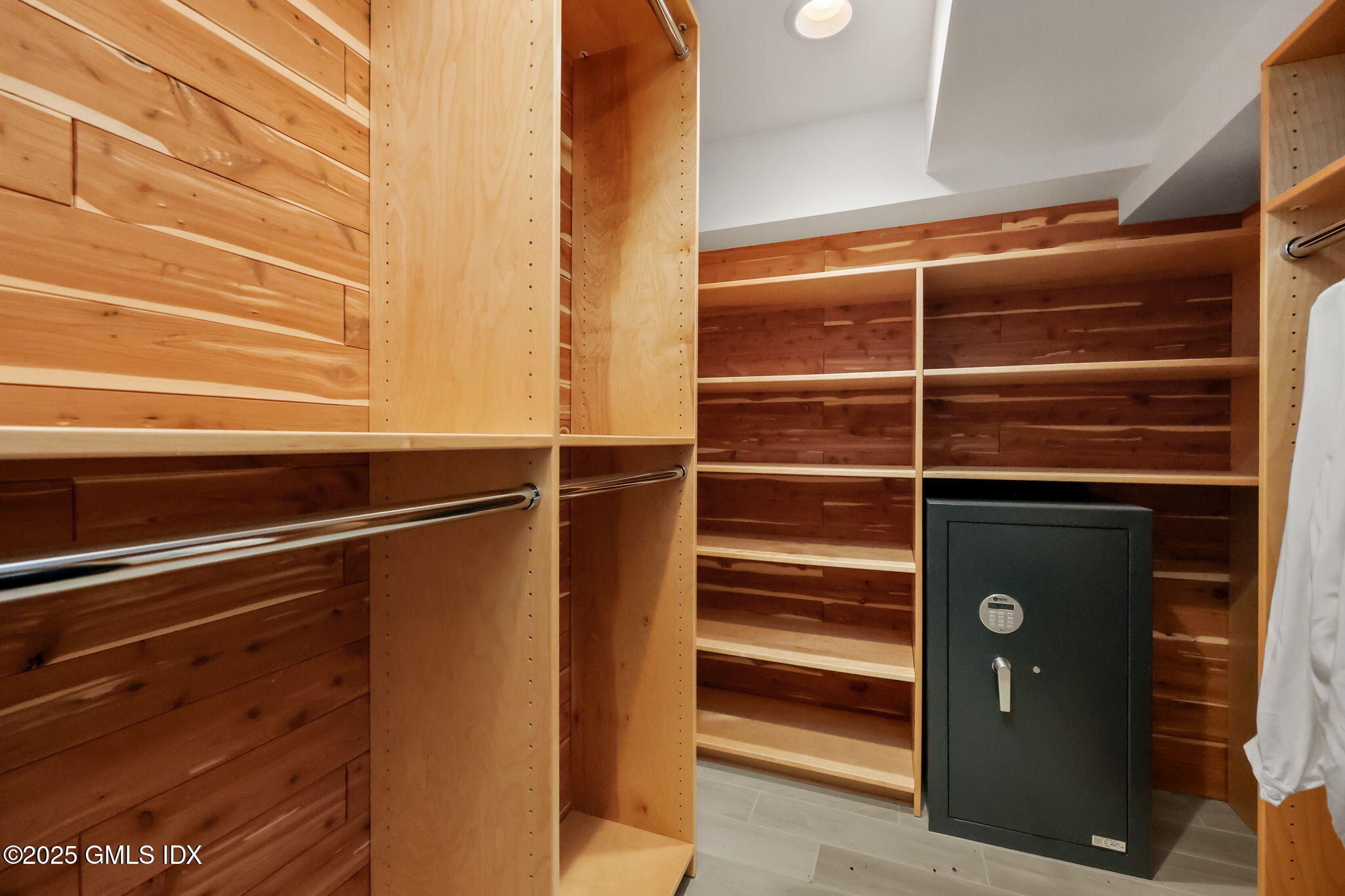 Greenwich, Connecticut 06831, United States, 3 Bedrooms Bedrooms, ,4 BathroomsBathrooms,Residential,Active,252036