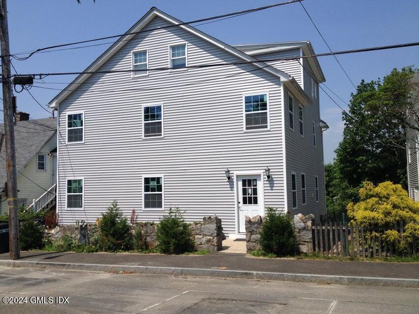 34 Alexander Street, Greenwich, Connecticut - 2 Bedrooms  
1 Bathrooms - 