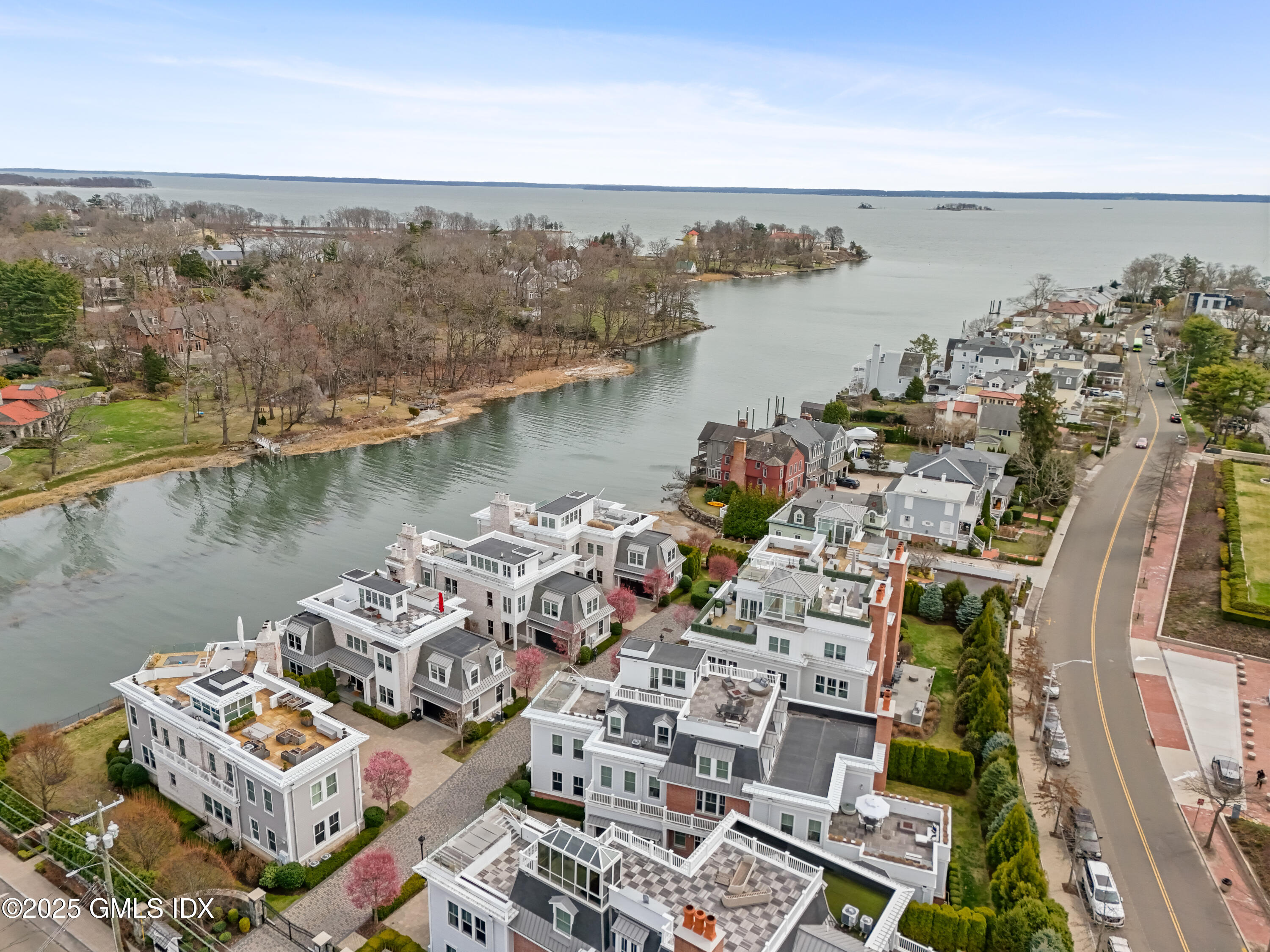 2 Oneida Drive, Greenwich, Connecticut - 3 Bedrooms  
5.5 Bathrooms - 