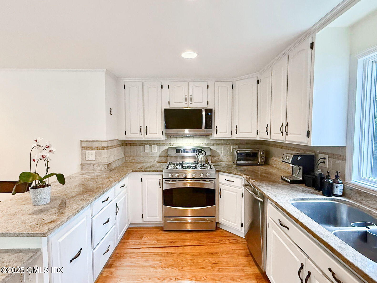 Riverside, Connecticut 06878, United States, 4 Bedrooms Bedrooms, ,4 BathroomsBathrooms,Residential,Active,192064