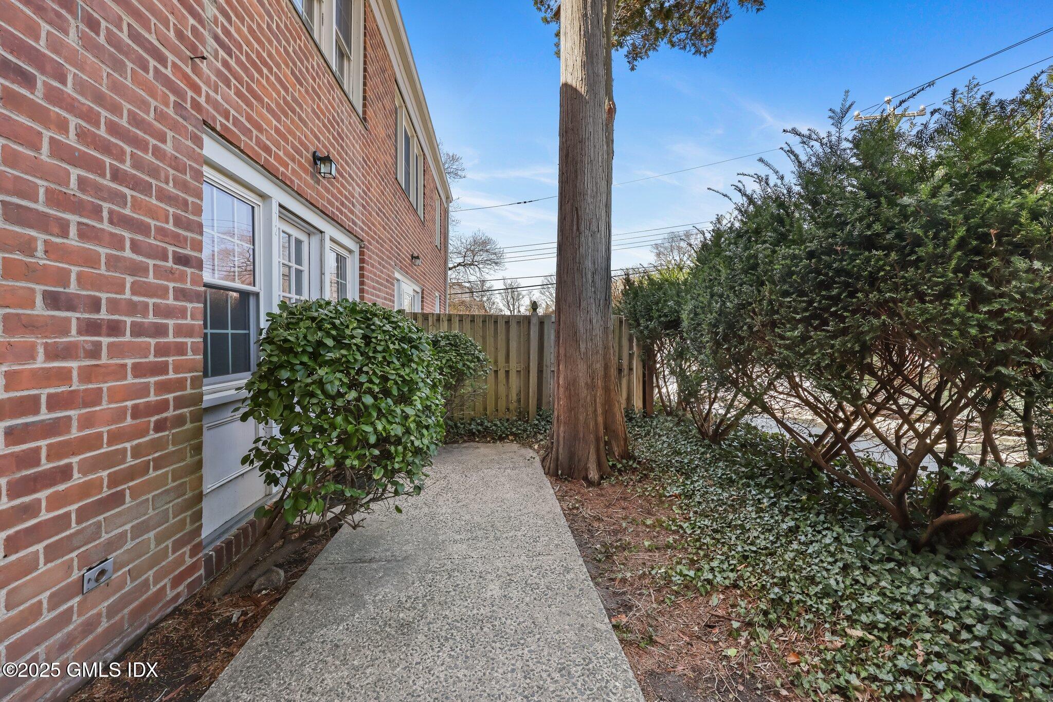 Greenwich, Connecticut 06830, United States, 2 Bedrooms Bedrooms, ,1 BathroomBathrooms,Residential,Contingent,103877