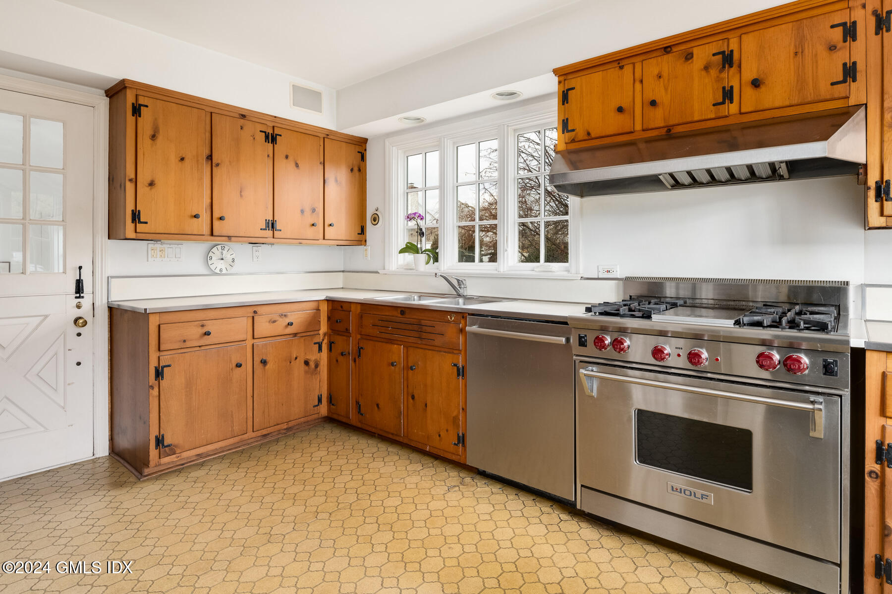 Old Greenwich, Connecticut 06870, United States, 4 Bedrooms Bedrooms, ,3 BathroomsBathrooms,Residential,Active,135997