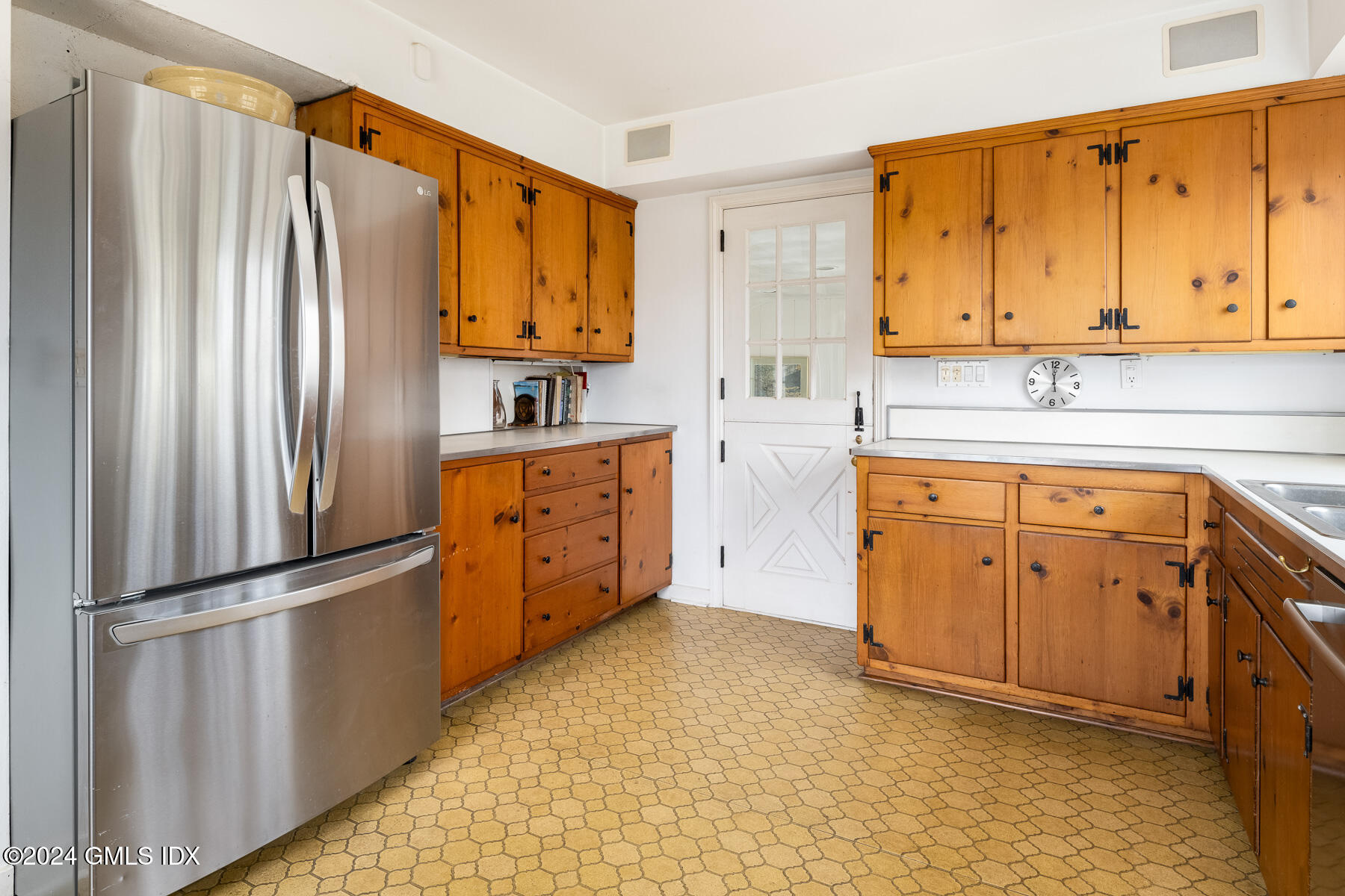 Old Greenwich, Connecticut 06870, United States, 4 Bedrooms Bedrooms, ,3 BathroomsBathrooms,Residential,Active,135997