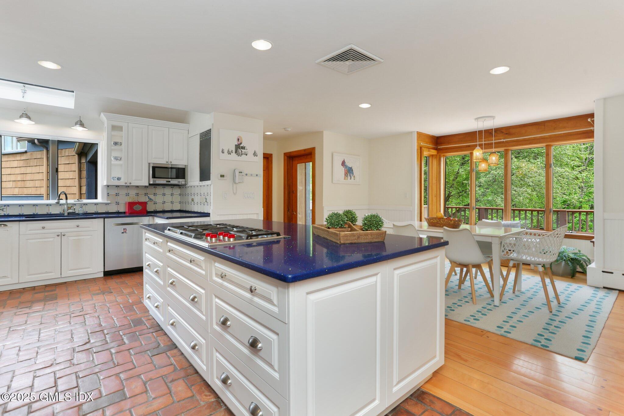 Greenwich, Connecticut 06831, United States, 6 Bedrooms Bedrooms, ,6 BathroomsBathrooms,Residential,Active,125171