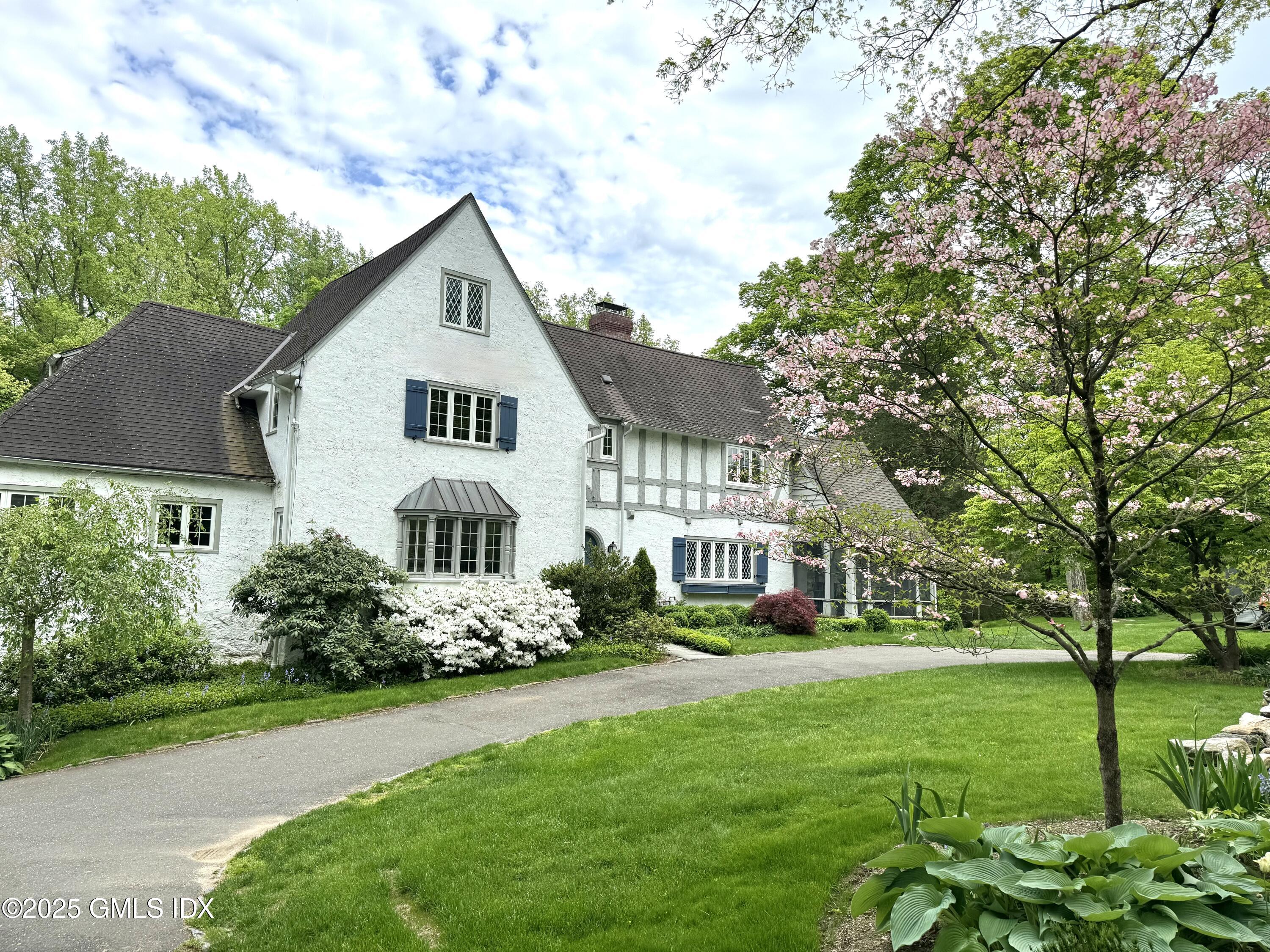 121 Round Hill Road, Greenwich, Connecticut - 6 Bedrooms  
5 Bathrooms - 