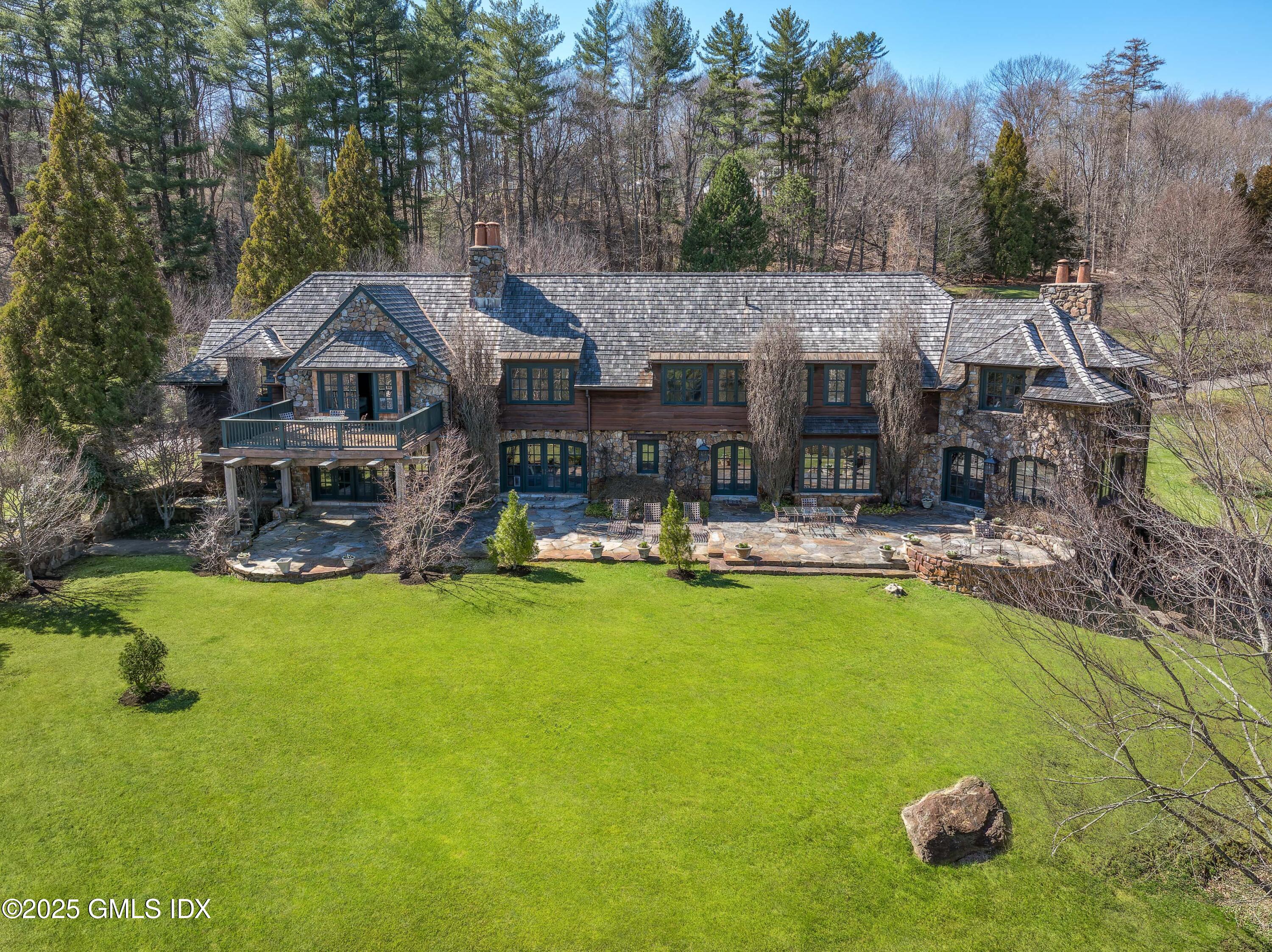 118 John Street, Greenwich, Connecticut - 5 Bedrooms  
6.5 Bathrooms - 