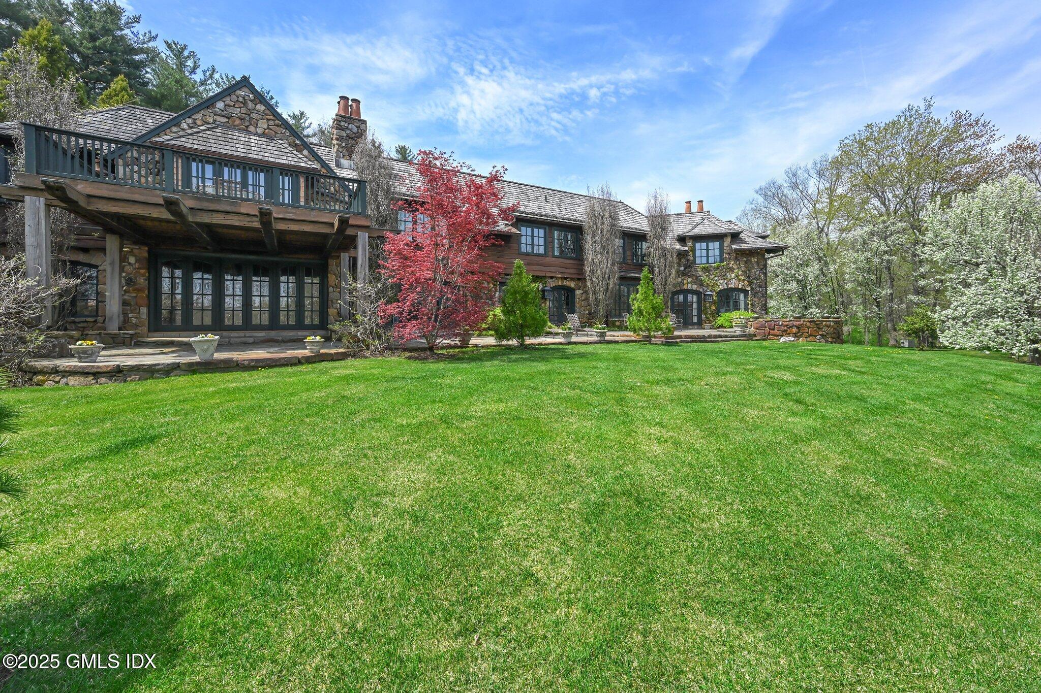 118 John Street, Greenwich, Connecticut - 5 Bedrooms  
6.5 Bathrooms - 