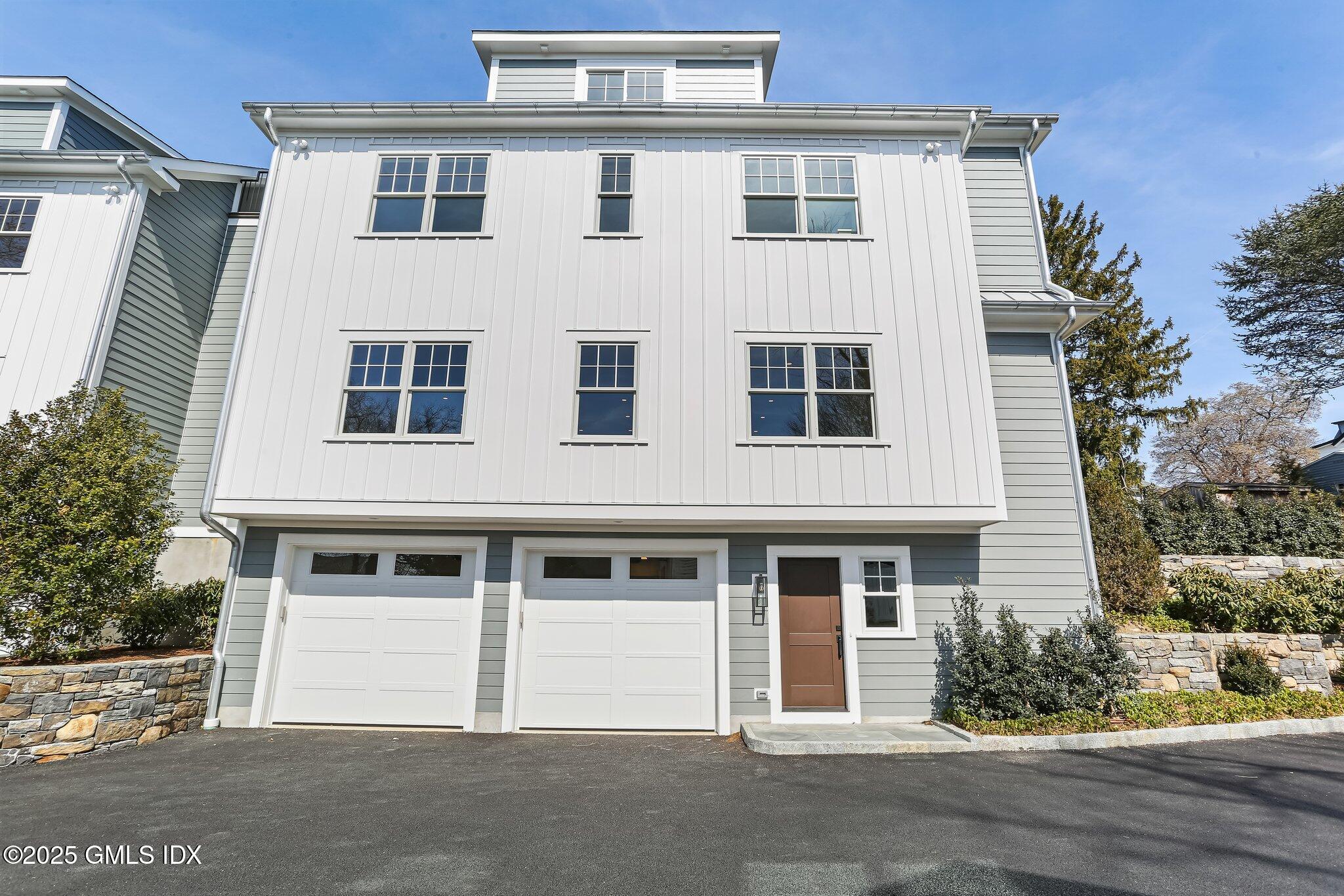 25 Henry Street, Greenwich, Connecticut - 4 Bedrooms  
4 Bathrooms - 