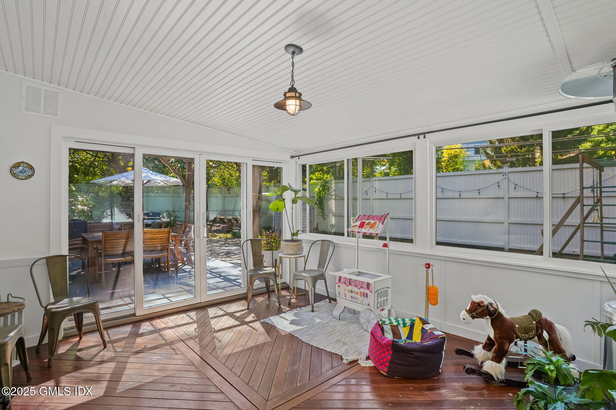 Old Greenwich, Connecticut 06870, United States, 4 Bedrooms Bedrooms, ,4 BathroomsBathrooms,Residential,Pending,206200