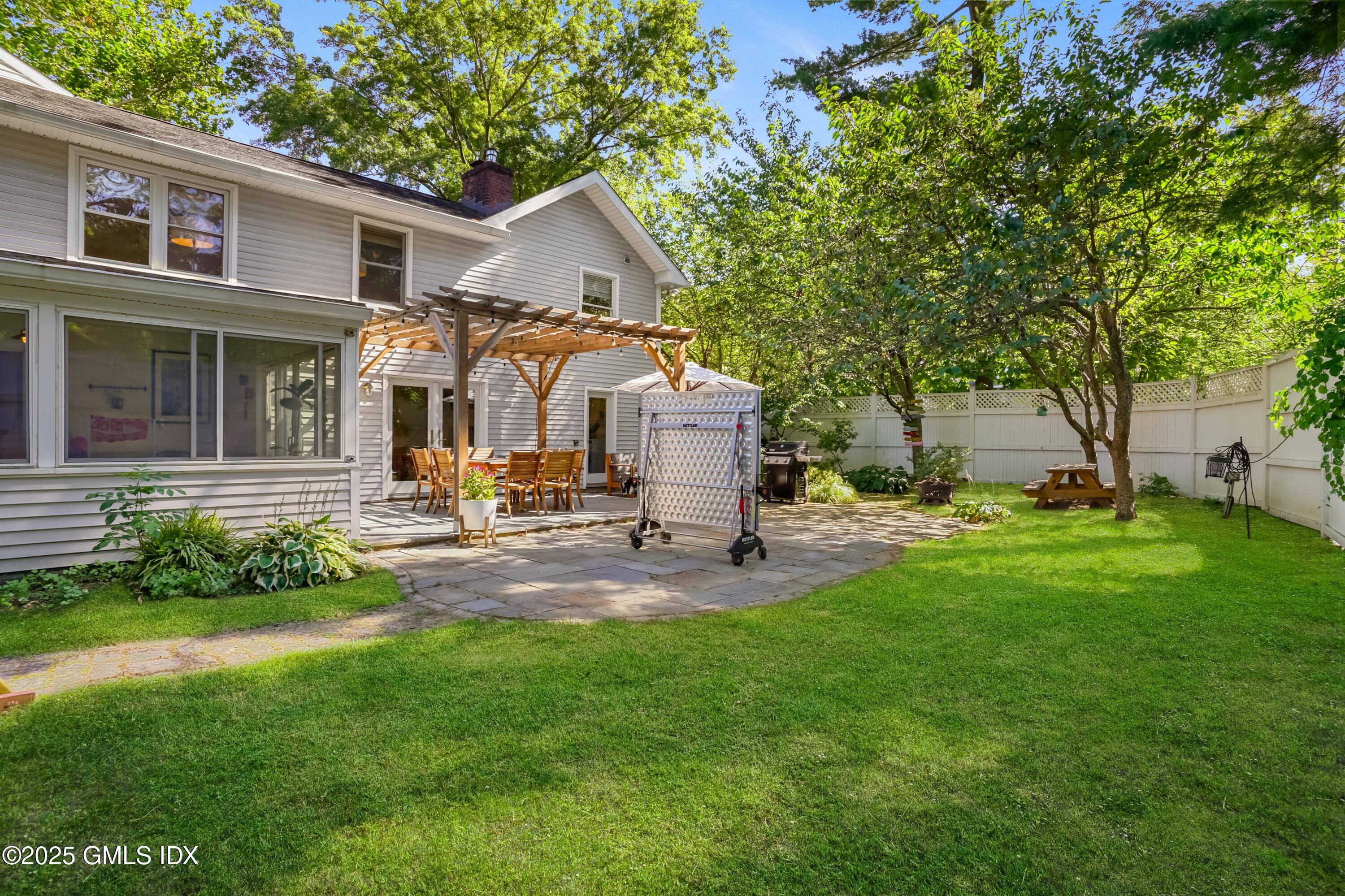 Old Greenwich, Connecticut 06870, United States, 4 Bedrooms Bedrooms, ,4 BathroomsBathrooms,Residential,Pending,206200