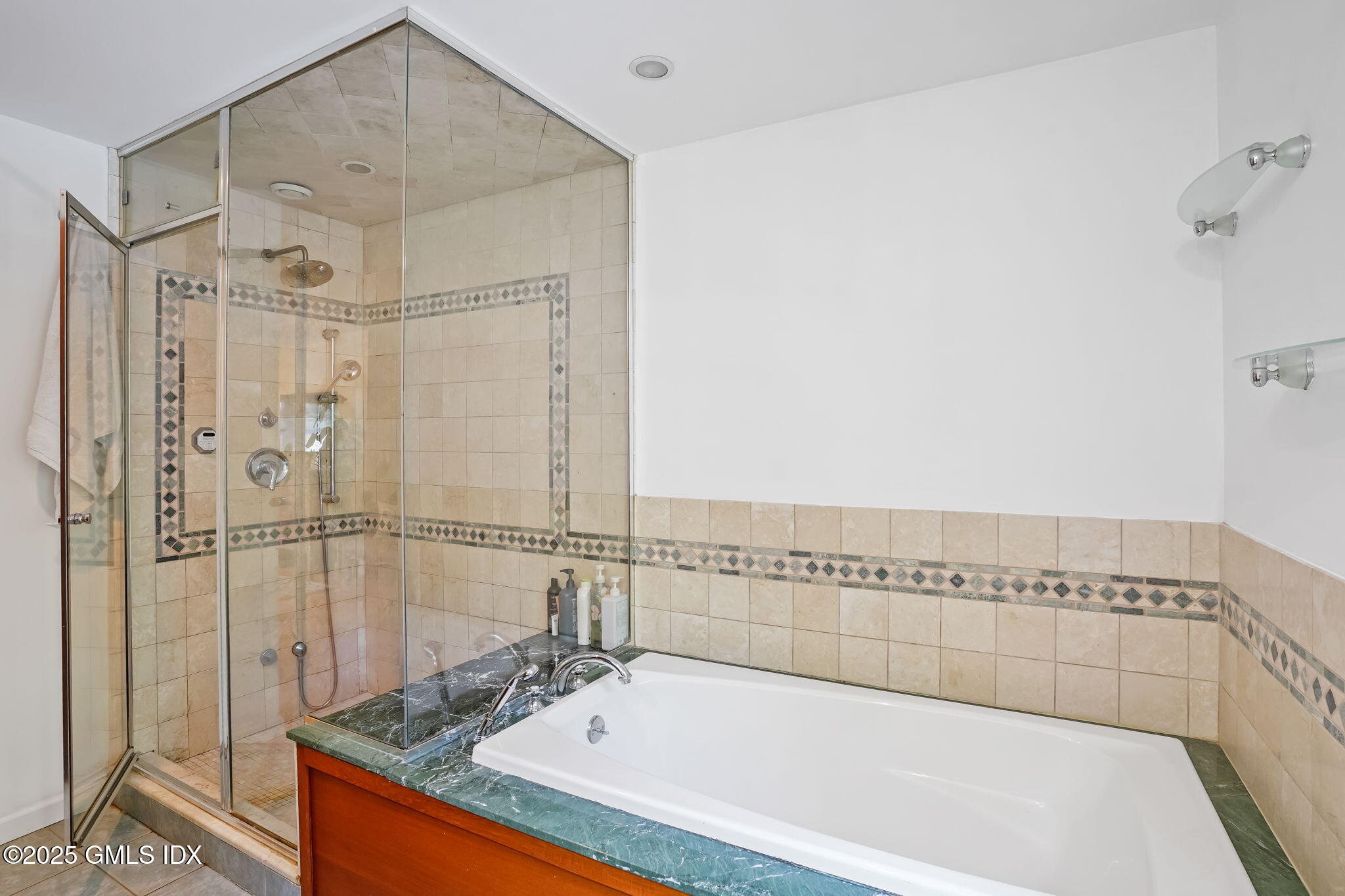 Old Greenwich, Connecticut 06870, United States, 4 Bedrooms Bedrooms, ,4 BathroomsBathrooms,Residential,Pending,206200