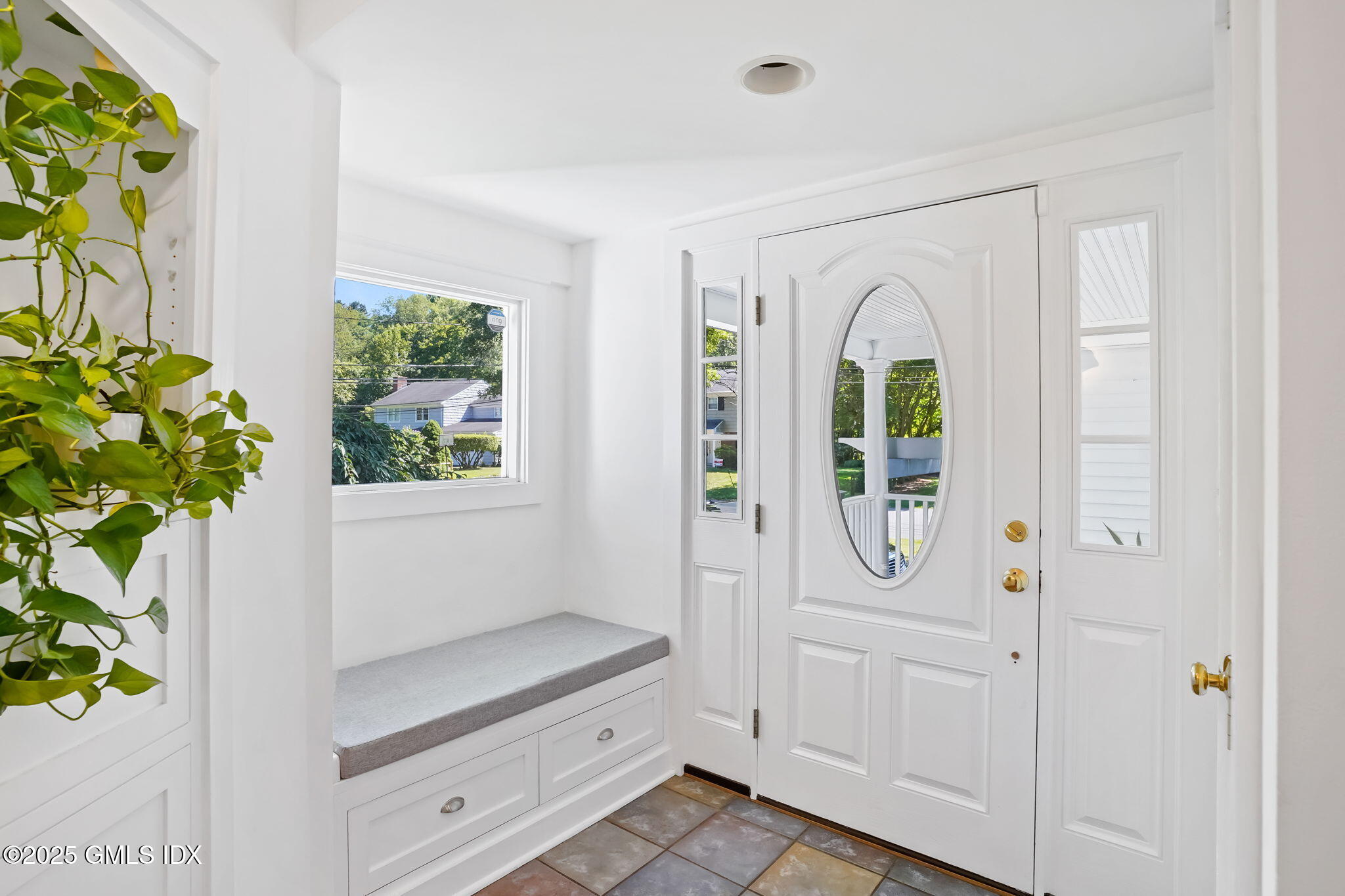 Old Greenwich, Connecticut 06870, United States, 4 Bedrooms Bedrooms, ,4 BathroomsBathrooms,Residential,Pending,206200