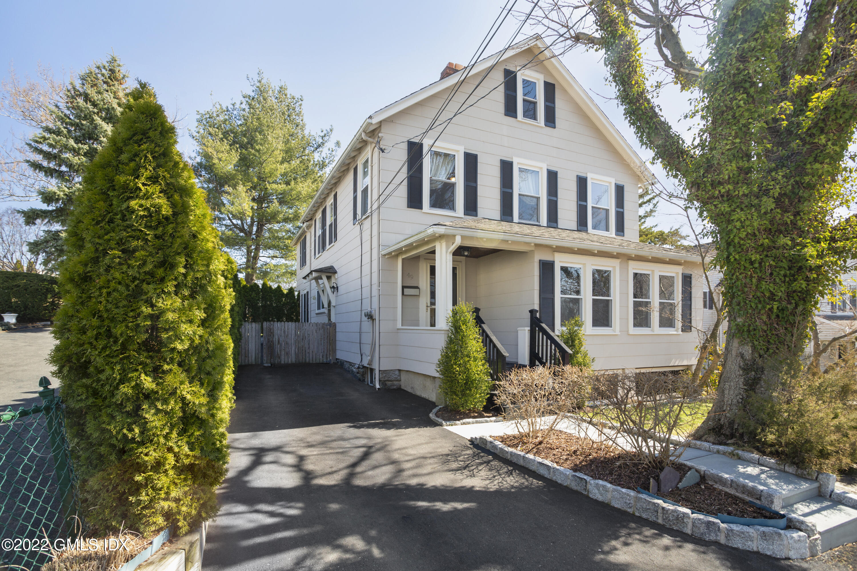 49 Le Grande Avenue, Greenwich, Connecticut - 3 Bedrooms  
2 Bathrooms - 