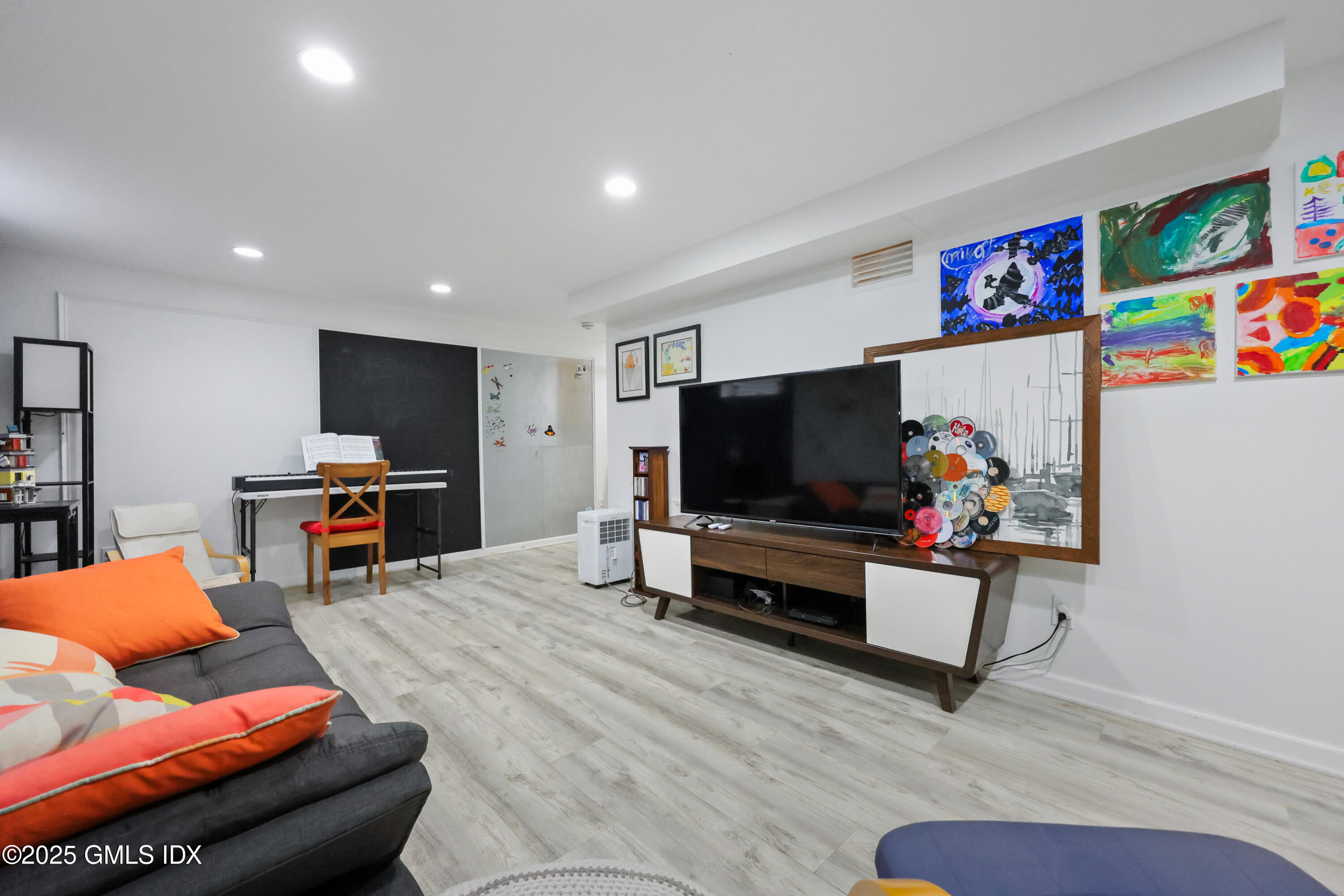 Riverside, Connecticut 06878, United States, 4 Bedrooms Bedrooms, ,3 BathroomsBathrooms,Residential,Coming Soon,249400