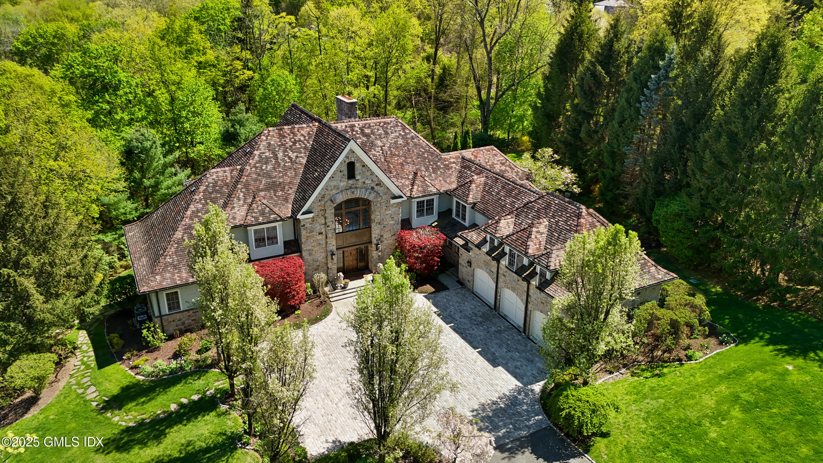 8 Chieftans Road, Greenwich, Connecticut - 5 Bedrooms  
9 Bathrooms - 