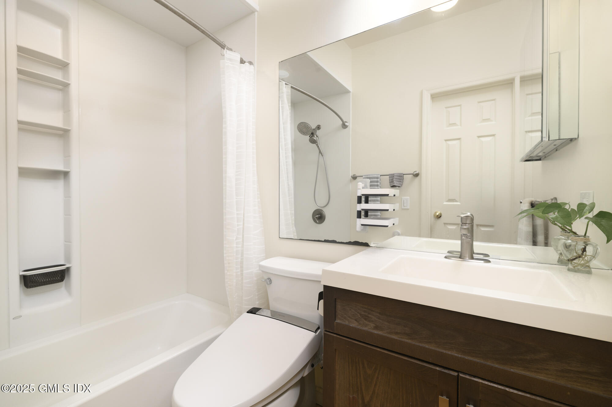 Old Greenwich, Connecticut 06870, United States, 2 Bedrooms Bedrooms, ,2 BathroomsBathrooms,Residential,Active,188408