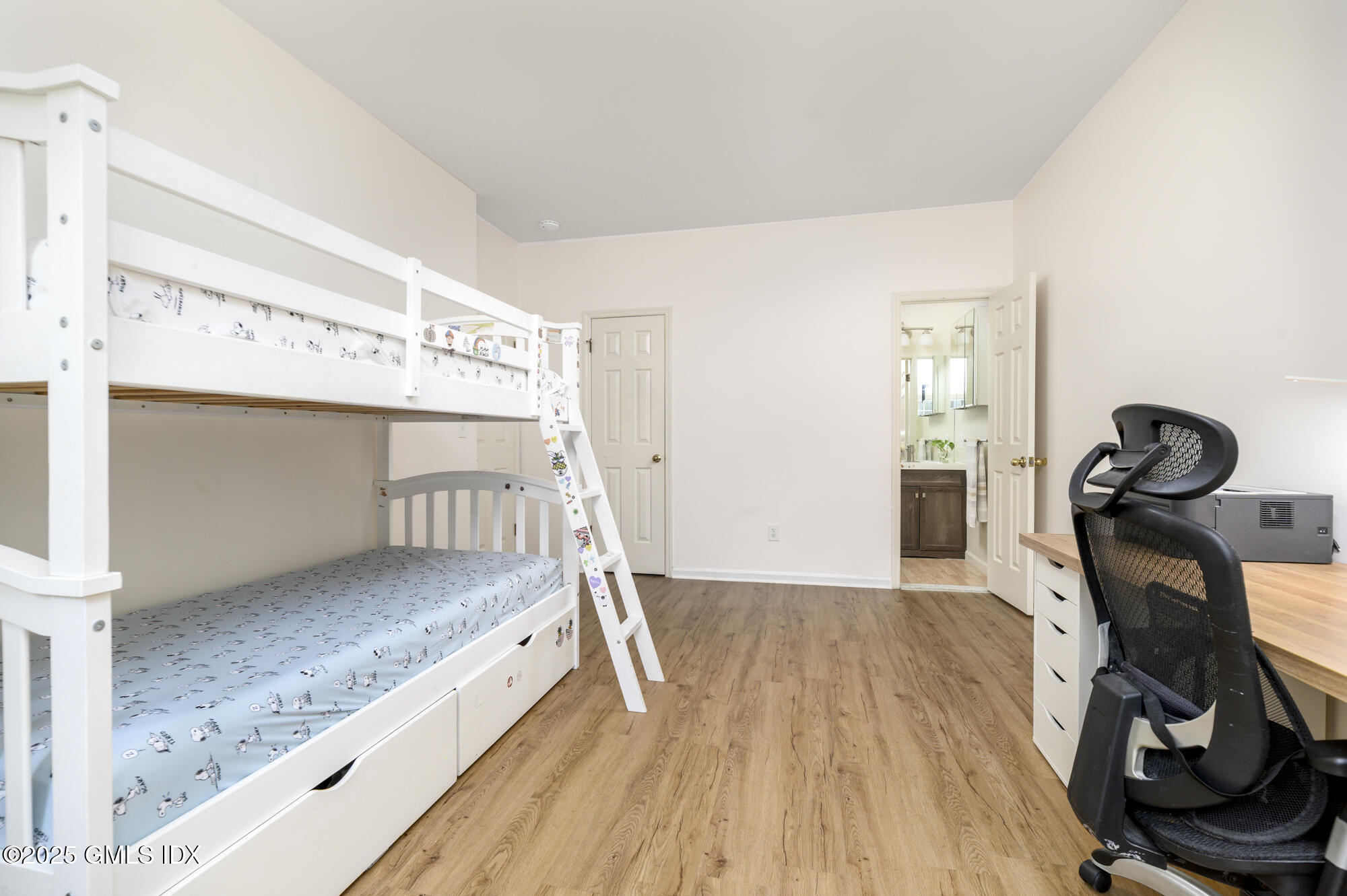 Old Greenwich, Connecticut 06870, United States, 2 Bedrooms Bedrooms, ,2 BathroomsBathrooms,Residential,Active,188408