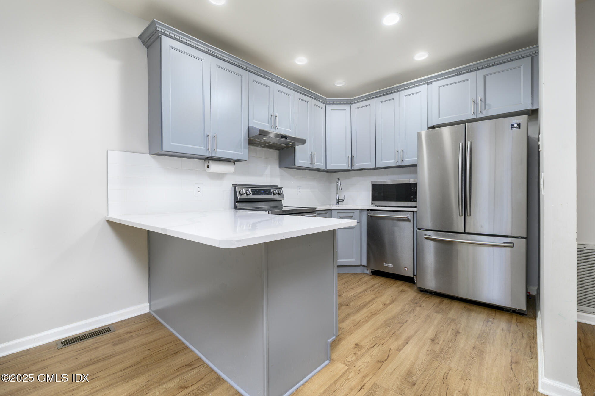 Old Greenwich, Connecticut 06870, United States, 2 Bedrooms Bedrooms, ,2 BathroomsBathrooms,Residential,Active,188408