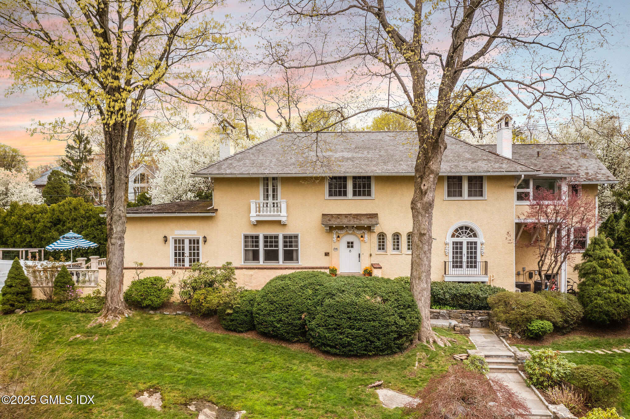 9 Hillside Drive, Greenwich, Connecticut - 4 Bedrooms  
4.5 Bathrooms - 