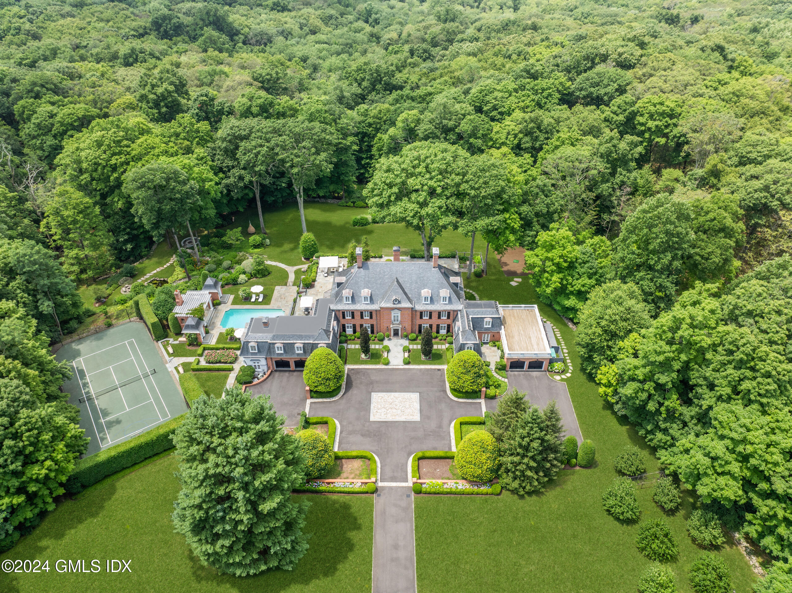 29 Round Hill Club Road, Greenwich, Connecticut - 7 Bedrooms  
9.5 Bathrooms - 