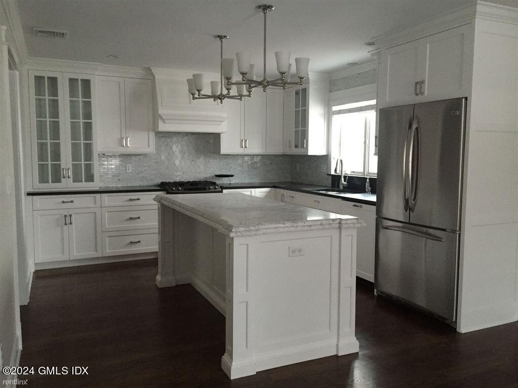 68 Northfield Street, Greenwich, Connecticut - 4 Bedrooms  
3 Bathrooms - 