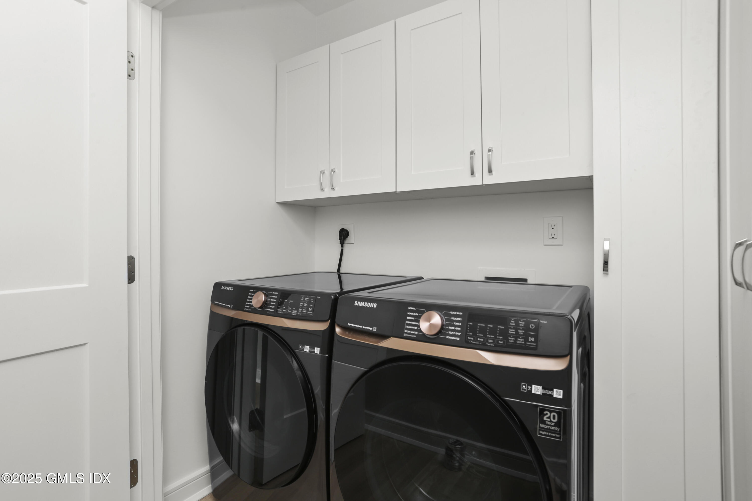 Cos Cob, Connecticut 06807, United States, 4 Bedrooms Bedrooms, ,5 BathroomsBathrooms,Residential,Contingent,116768