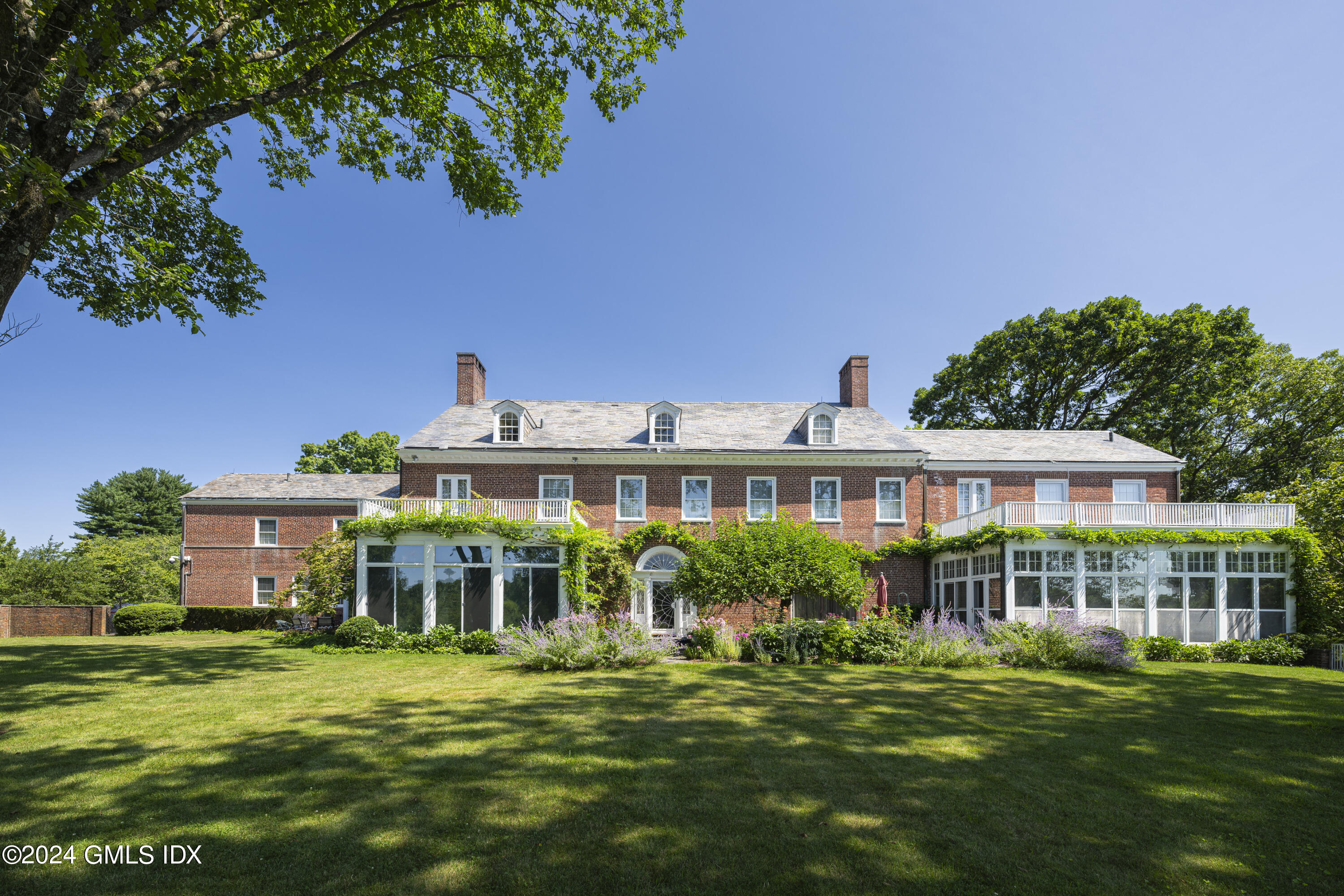 10 Cliffdale Road, Greenwich, Connecticut - 8 Bedrooms  
8.5 Bathrooms - 