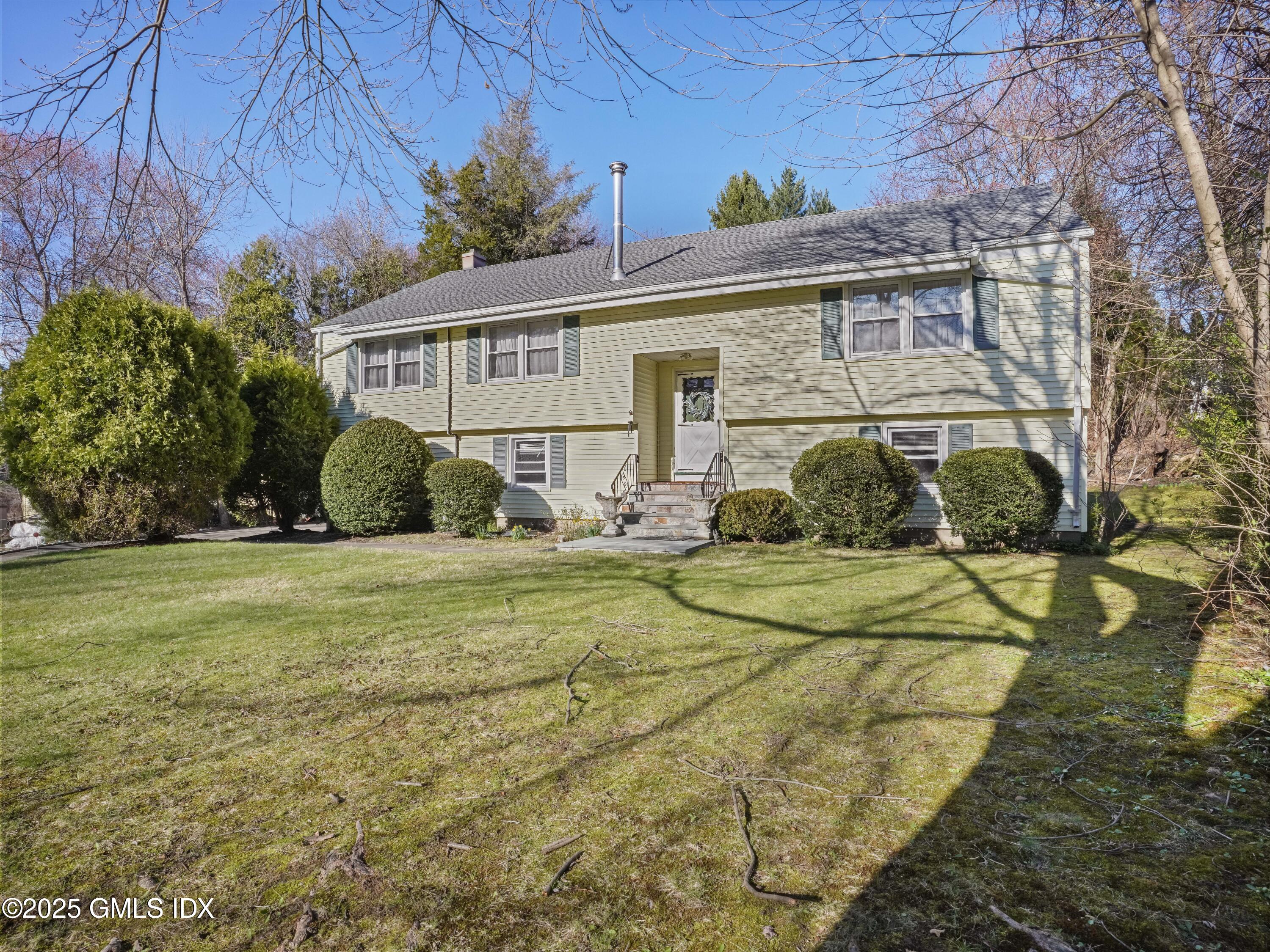 48 Meyer Place, Riverside, Connecticut - 5 Bedrooms  
3 Bathrooms - 