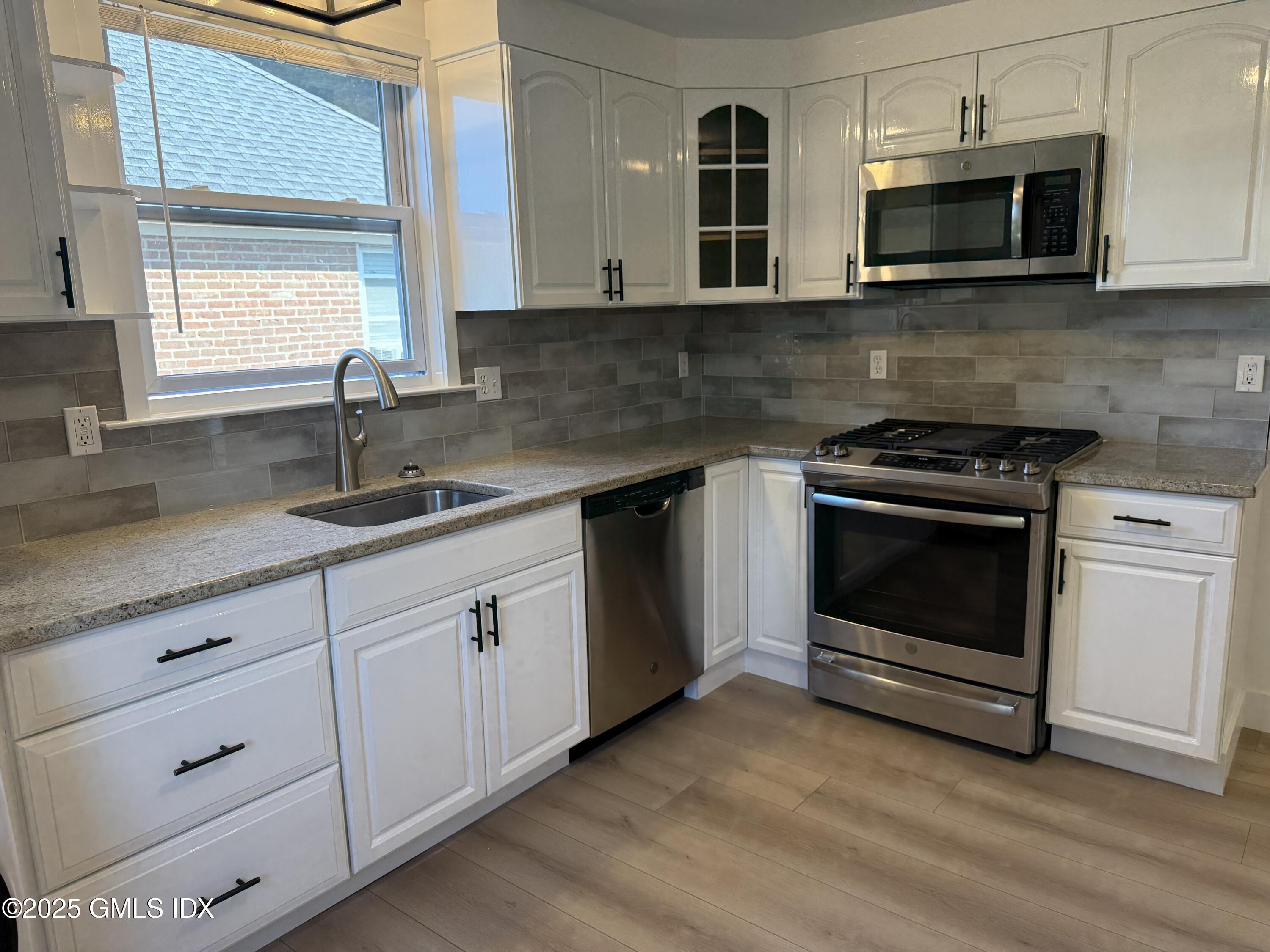 Greenwich, Connecticut 06831, United States, 2 Bedrooms Bedrooms, ,1 BathroomBathrooms,Residential,Active,215774