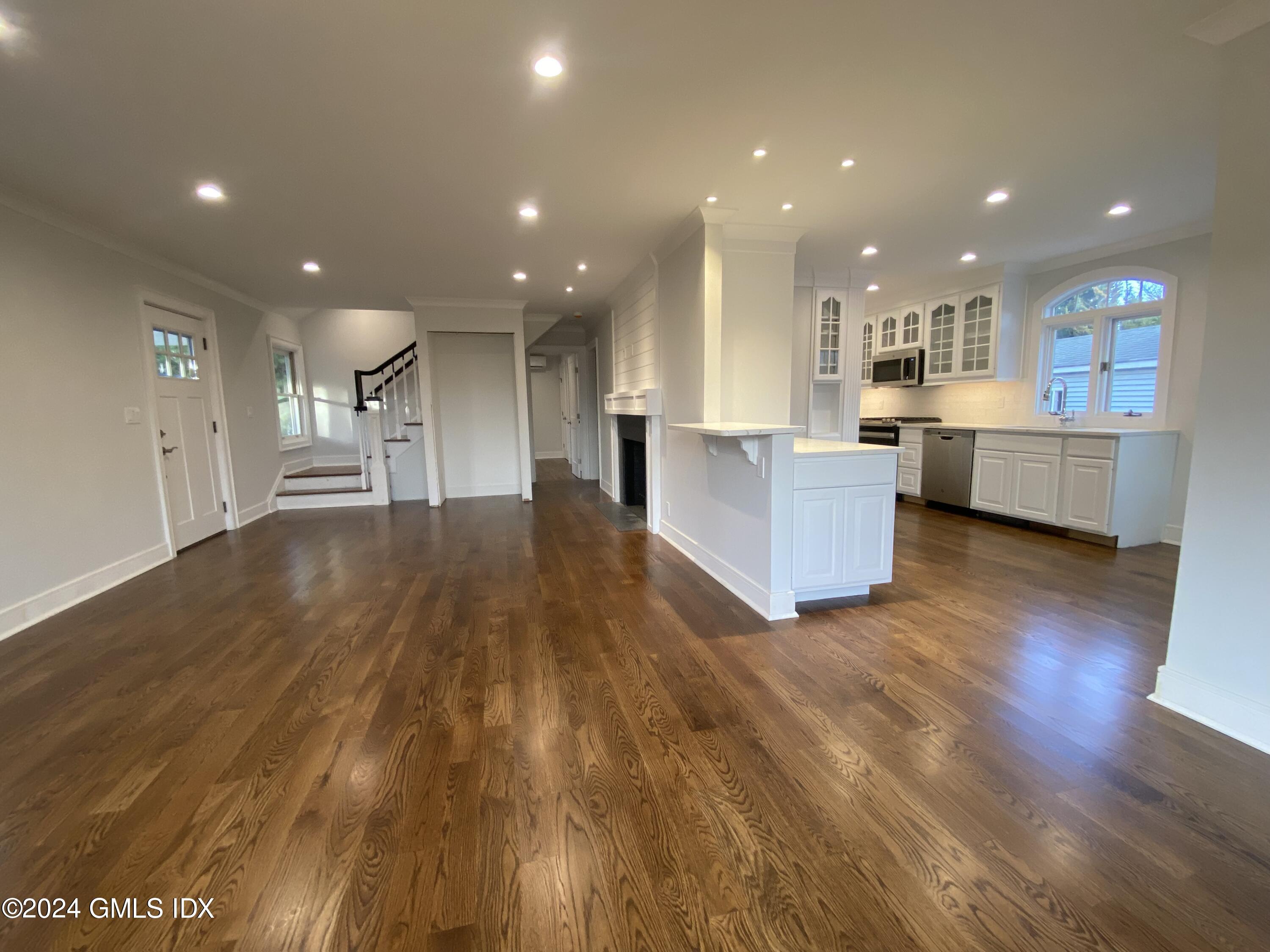 124 Shore Road, Old Greenwich, Connecticut - 3 Bedrooms  
3 Bathrooms - 