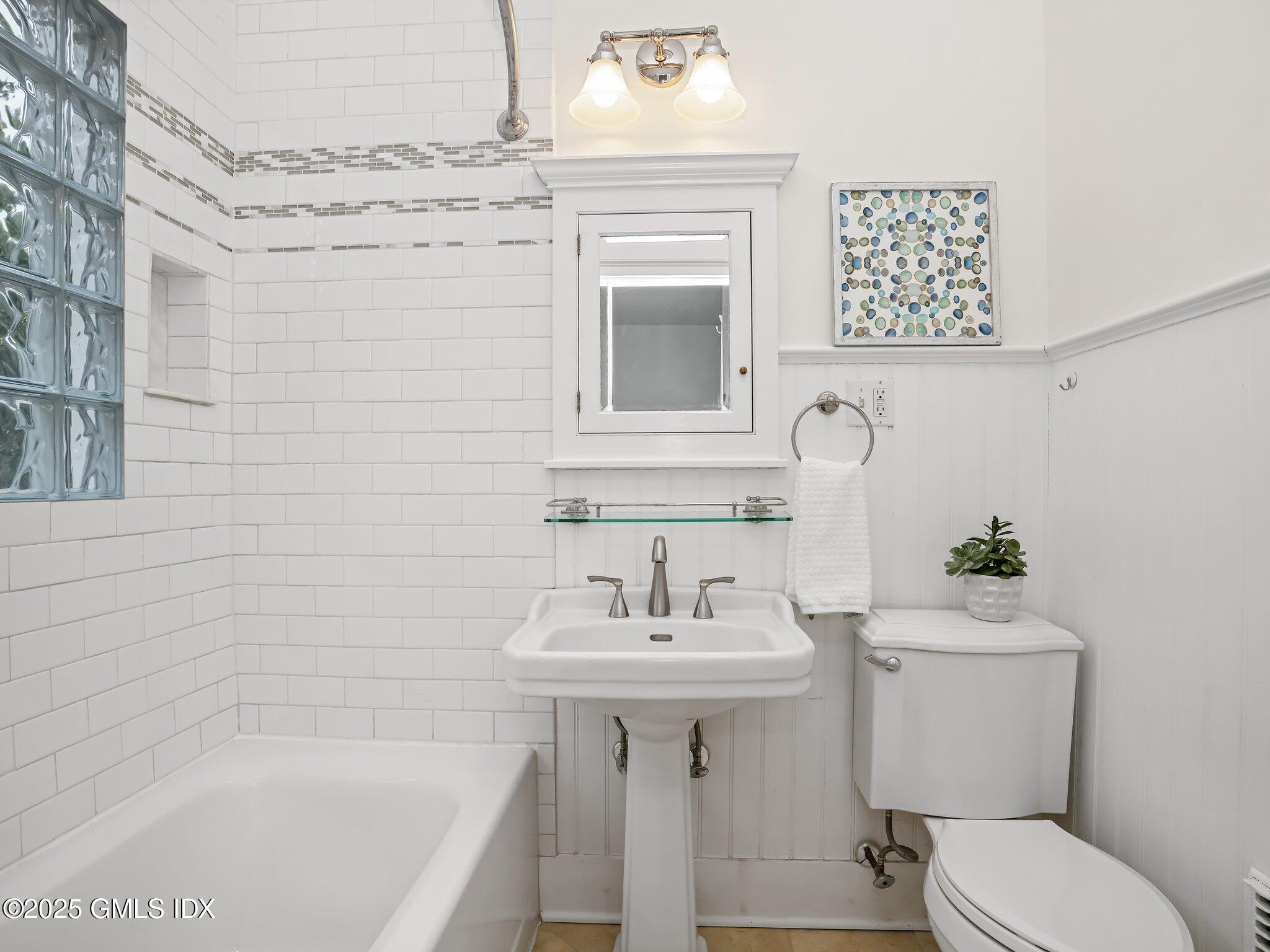 Cos Cob, Connecticut 06807, United States, 3 Bedrooms Bedrooms, ,2 BathroomsBathrooms,Residential,Pending,116001