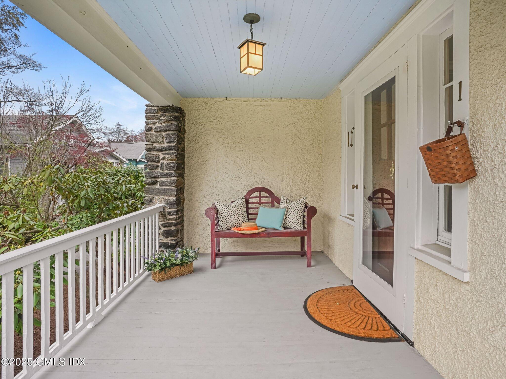 Cos Cob, Connecticut 06807, United States, 3 Bedrooms Bedrooms, ,2 BathroomsBathrooms,Residential,Pending,116001