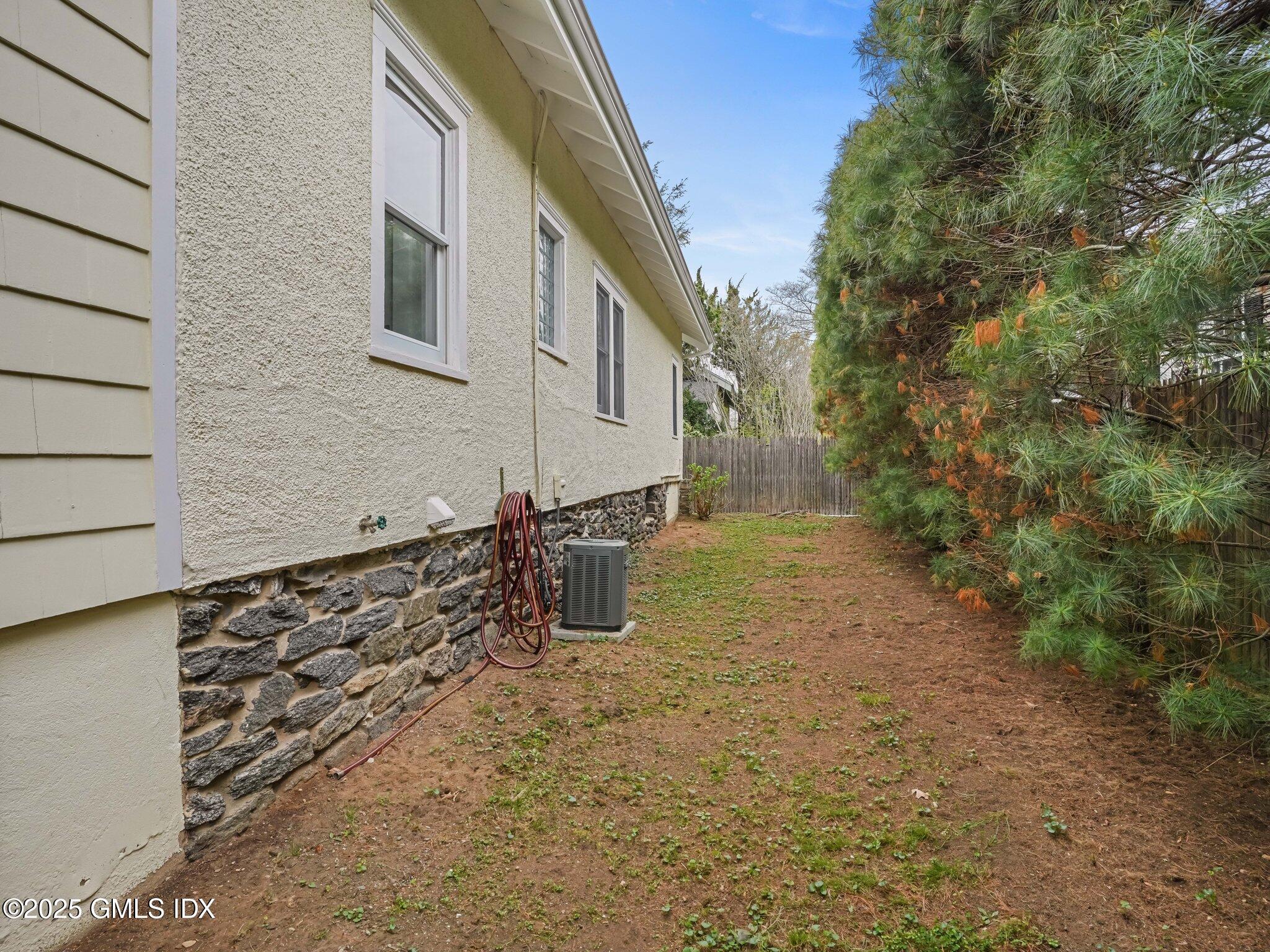 Cos Cob, Connecticut 06807, United States, 3 Bedrooms Bedrooms, ,2 BathroomsBathrooms,Residential,Pending,116001