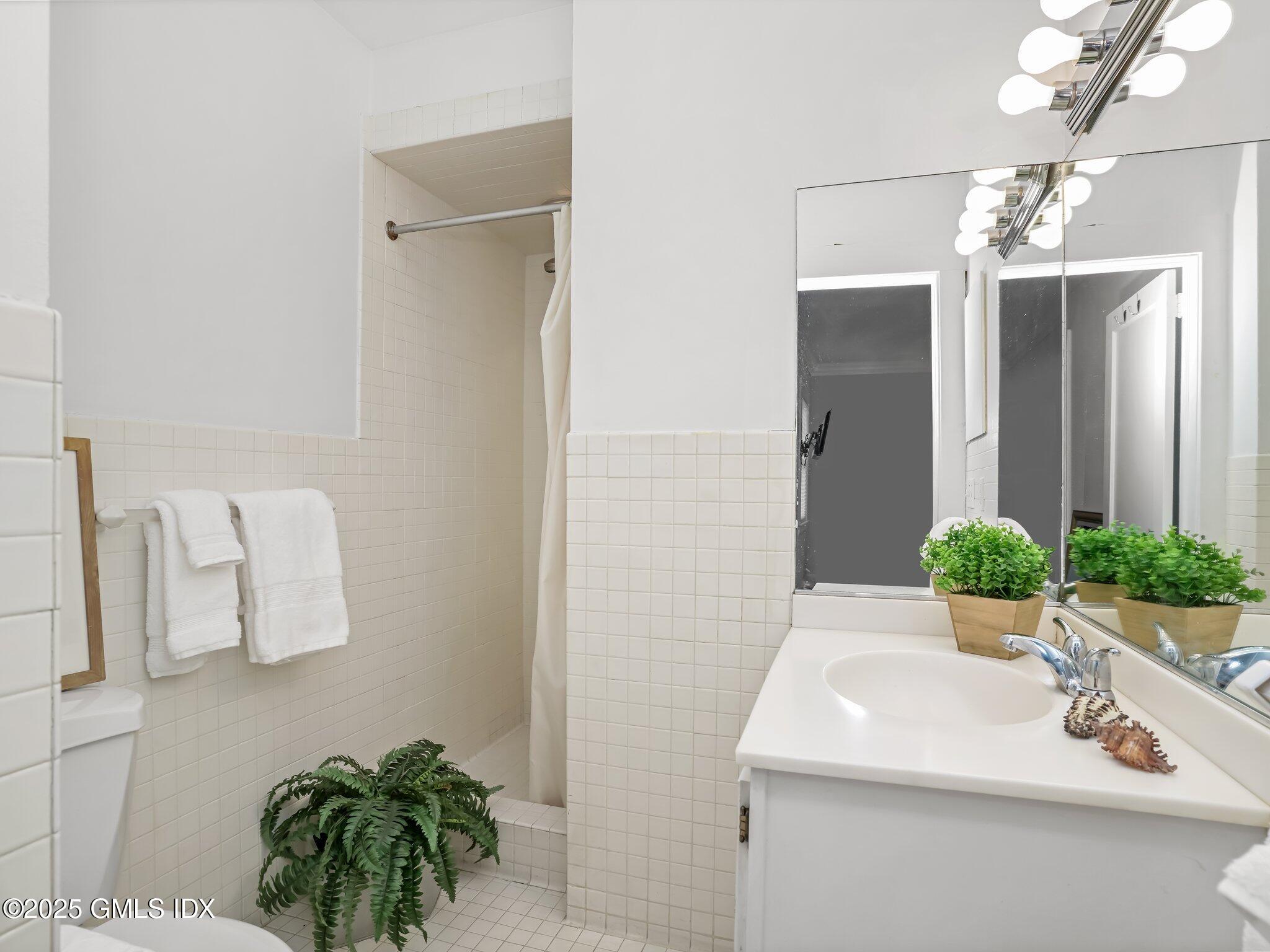 Cos Cob, Connecticut 06807, United States, 3 Bedrooms Bedrooms, ,2 BathroomsBathrooms,Residential,Pending,116001