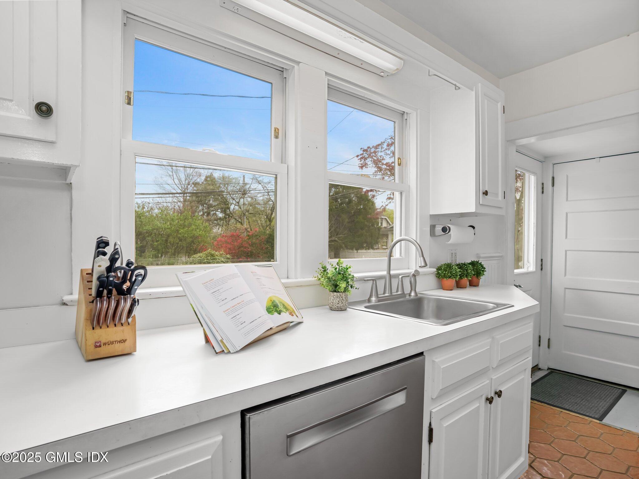 Cos Cob, Connecticut 06807, United States, 3 Bedrooms Bedrooms, ,2 BathroomsBathrooms,Residential,Pending,116001