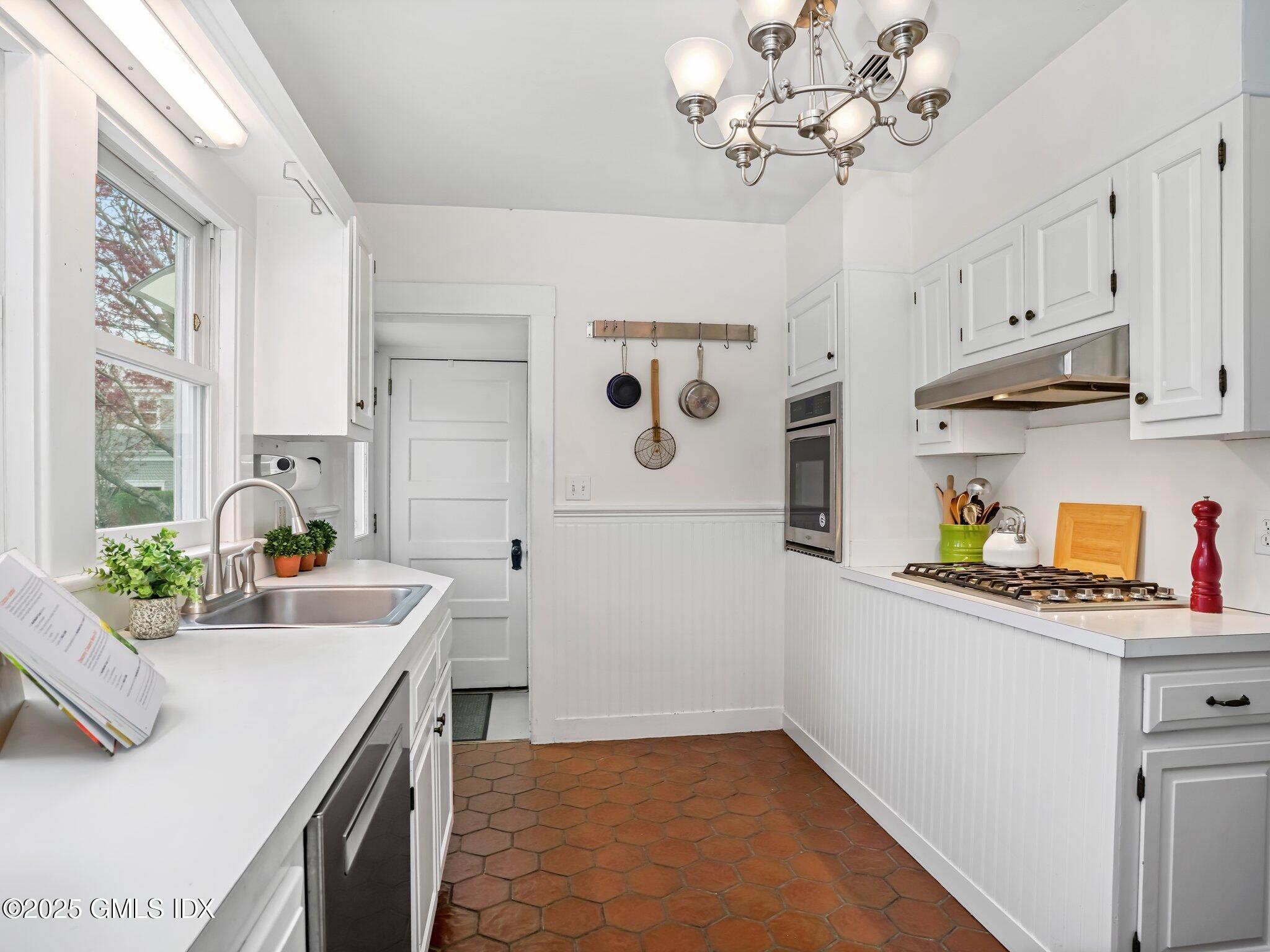 Cos Cob, Connecticut 06807, United States, 3 Bedrooms Bedrooms, ,2 BathroomsBathrooms,Residential,Pending,116001