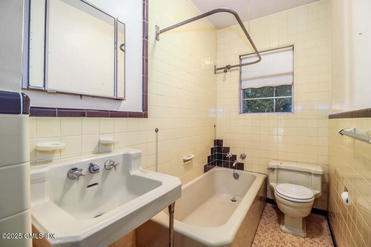 Greenwich, Connecticut 06831, United States, 3 Bedrooms Bedrooms, ,4 BathroomsBathrooms,Residential,Active,224946