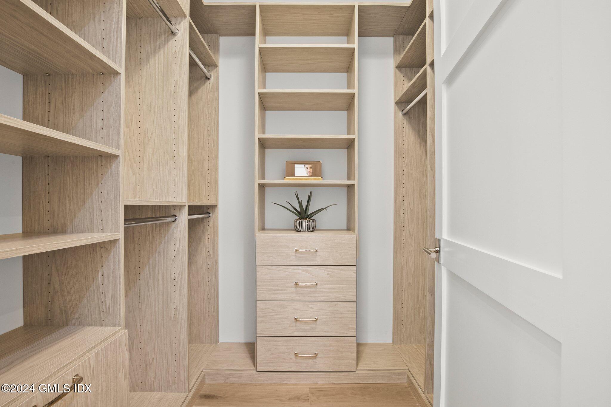 Greenwich, Connecticut 06830, United States, 2 Bedrooms Bedrooms, ,2 BathroomsBathrooms,Residential,Active,34524