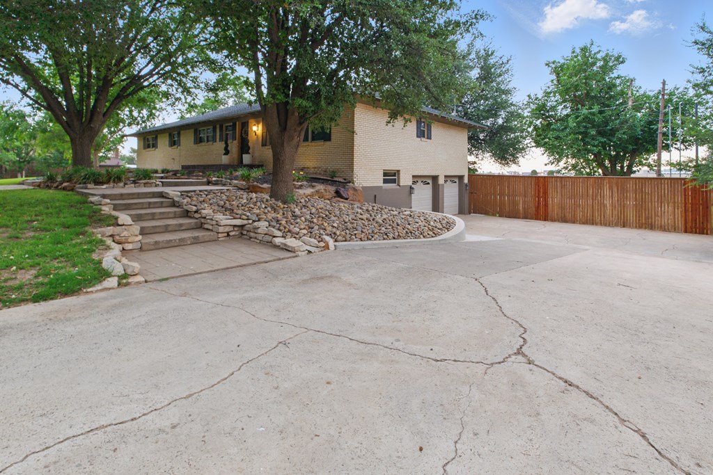 523 Carol Lane, Midland, Texas image 4