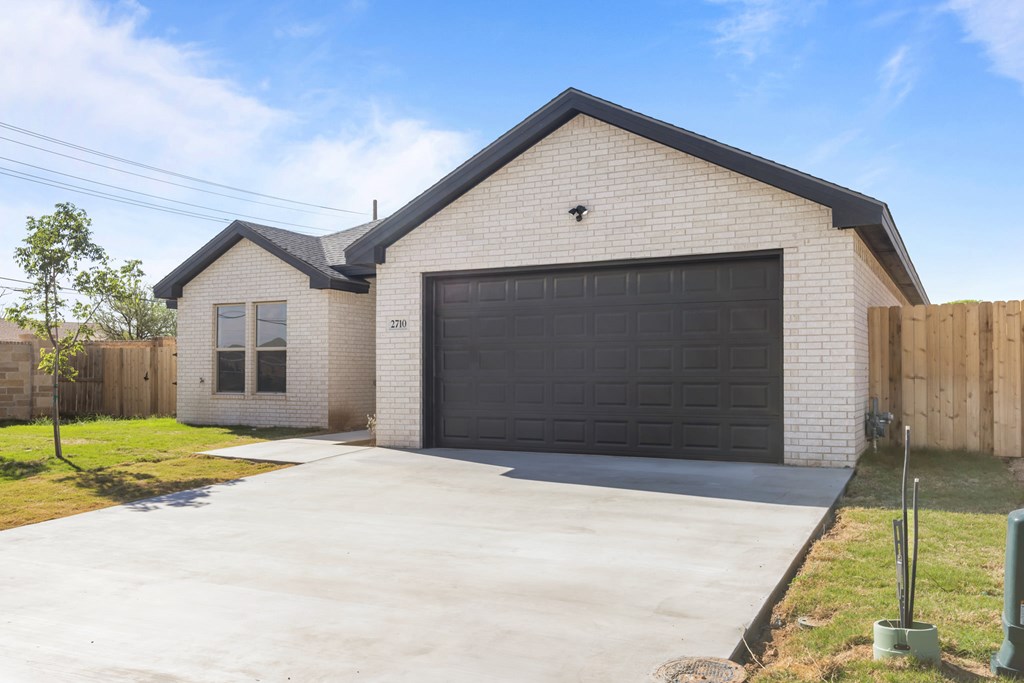 2710 Beachwood St, Midland, Texas image 2