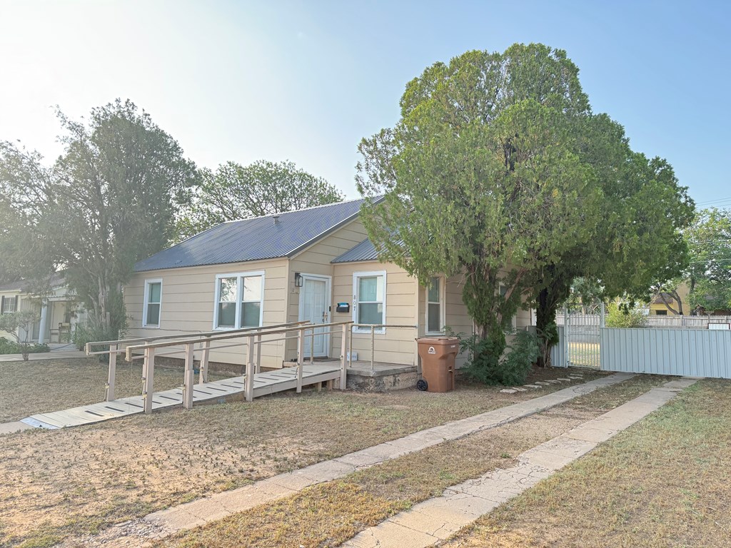 807 W 16th St, Big Spring, Texas image 2