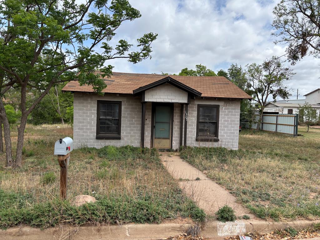 1307 26th St, Snyder, Texas image 1